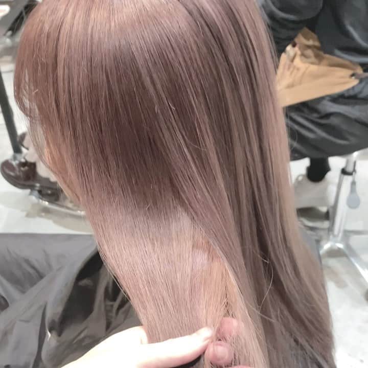 Beleza_official_instagramのインスタグラム：「ツヤツヤミルクティーベージュ👼 . ハイブリーチで作ってます☺︎ .  ブリーチは誰に任せるかで仕上がりが全く違います。 .  絶対に失敗したくない方は是非指名予約をおすすめします！！ . 僕だけのオリジナルレシピとマル秘テクニックで艶々サラサラハイトーンにします！！」