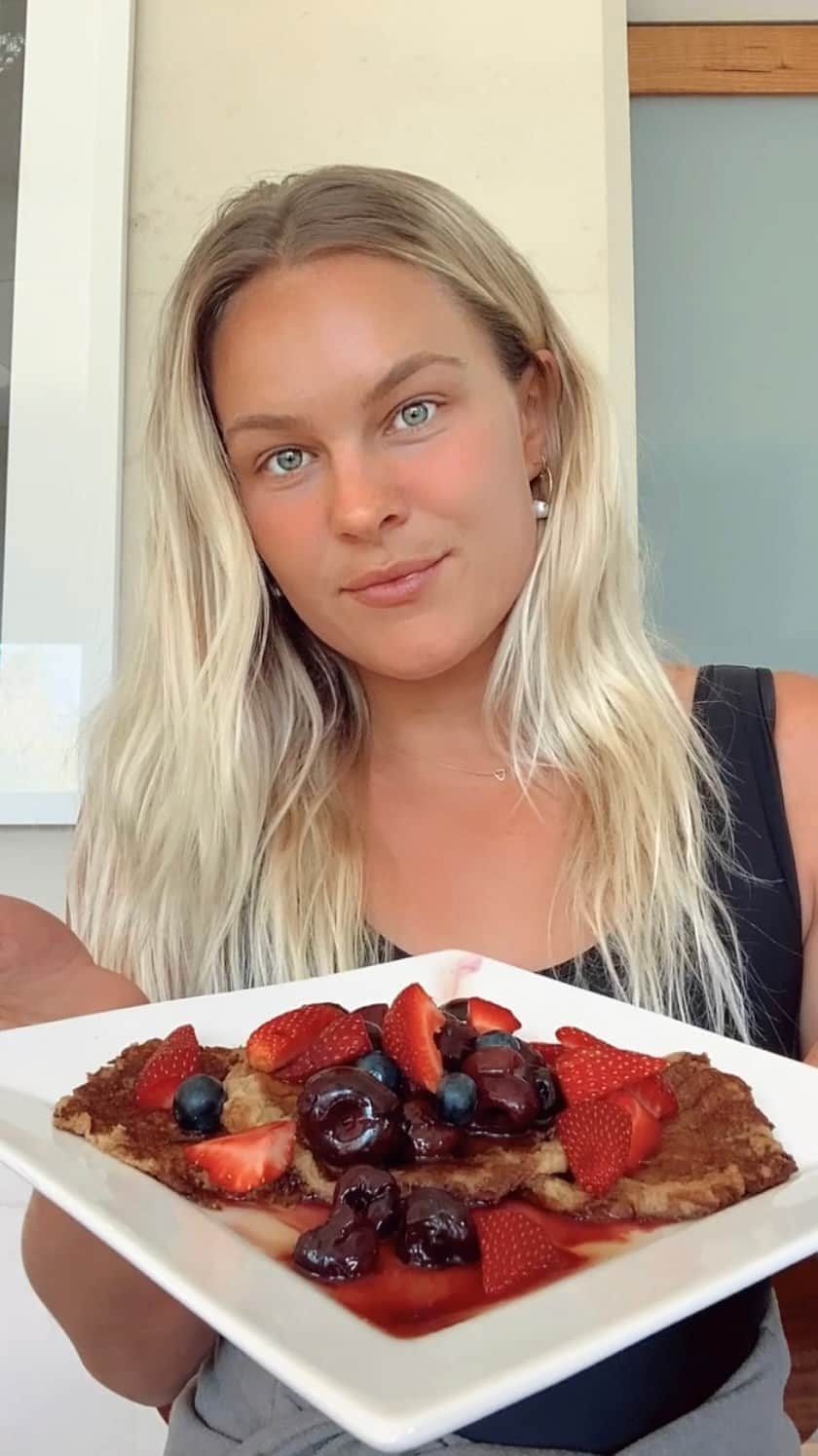 フェリシティー・パルマティアーのインスタグラム：「PROTEIN BANANA PANCAKES 🥞  SAVE ME FOR LATER ↗️↗️  Recipe for 1 person - double it for 2! 1 cup of rolled oats  2 heaped tablespoons of protein powder - I’m using @tropeaka  1 ripe banana  Almond milk to the consistency you want  A little bit of bi carb soda  Blend all together then pour into pan on low heat and cook.   Serve with fresh berries and maple syrup. I also like to use frozen berries and put them in the microwave and then you get the juices from them 🤤   Thanks @elizagreene for helping perfect my pancake recipe 😉」