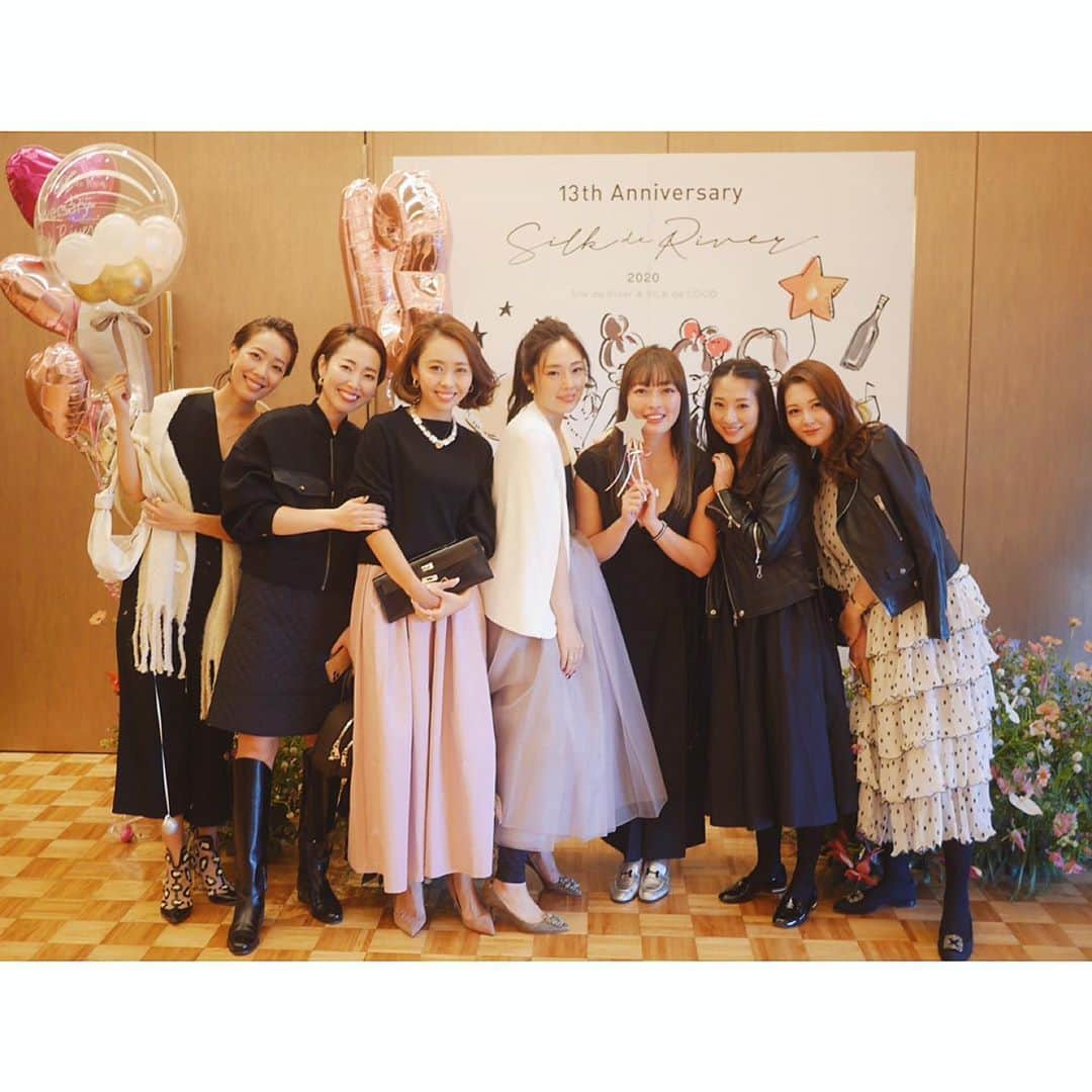 松本亜希さんのインスタグラム写真 - (松本亜希Instagram)「・ 先日、 @silkderiver 13周年partyに行ってきました💕 相楽園で行われたpartyはとにかく豪華✨ お料理も超豪華で、お土産まであって、しかもシルクの商品がたんまりでそれはそれはありがたかった🙏 ・ シルクドリバーにはもう10年近く通わせてもらってます。 マツエクもコスメパーマもシルクドリバーでしかしたことありません。 クレンジング、化粧水、パック、プロテイン、ララの下着、その他も私にとってなくてはならないものばかり。 ・ パーティーに出席させてもらって、改めてシルクドリバーと絹川姉妹って凄いなぁって感激しました🥺 えりさんのスピーチには何度も涙が出たよ。 ・ @pang2eri @cocoharuku シルクのスタッフの皆様、 改めまして、13周年おめでとうございます㊗️💕 そして、素敵すぎるパーティーに招待してくださり、本当にありがとうございました🙏😭 @silkderiver  @silk.osaka  @silk.osaka  #シルク13周年 #silkderiver #シルクドリバー#相楽園」10月22日 9時55分 - m_akiron
