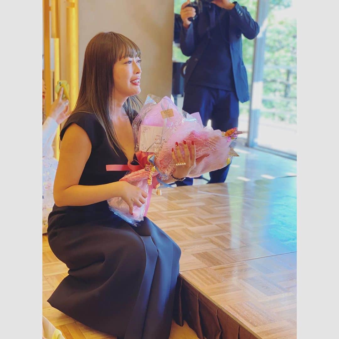 松本亜希さんのインスタグラム写真 - (松本亜希Instagram)「・ 先日、 @silkderiver 13周年partyに行ってきました💕 相楽園で行われたpartyはとにかく豪華✨ お料理も超豪華で、お土産まであって、しかもシルクの商品がたんまりでそれはそれはありがたかった🙏 ・ シルクドリバーにはもう10年近く通わせてもらってます。 マツエクもコスメパーマもシルクドリバーでしかしたことありません。 クレンジング、化粧水、パック、プロテイン、ララの下着、その他も私にとってなくてはならないものばかり。 ・ パーティーに出席させてもらって、改めてシルクドリバーと絹川姉妹って凄いなぁって感激しました🥺 えりさんのスピーチには何度も涙が出たよ。 ・ @pang2eri @cocoharuku シルクのスタッフの皆様、 改めまして、13周年おめでとうございます㊗️💕 そして、素敵すぎるパーティーに招待してくださり、本当にありがとうございました🙏😭 @silkderiver  @silk.osaka  @silk.osaka  #シルク13周年 #silkderiver #シルクドリバー#相楽園」10月22日 9時55分 - m_akiron