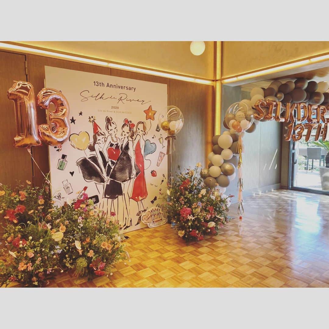 松本亜希さんのインスタグラム写真 - (松本亜希Instagram)「・ 先日、 @silkderiver 13周年partyに行ってきました💕 相楽園で行われたpartyはとにかく豪華✨ お料理も超豪華で、お土産まであって、しかもシルクの商品がたんまりでそれはそれはありがたかった🙏 ・ シルクドリバーにはもう10年近く通わせてもらってます。 マツエクもコスメパーマもシルクドリバーでしかしたことありません。 クレンジング、化粧水、パック、プロテイン、ララの下着、その他も私にとってなくてはならないものばかり。 ・ パーティーに出席させてもらって、改めてシルクドリバーと絹川姉妹って凄いなぁって感激しました🥺 えりさんのスピーチには何度も涙が出たよ。 ・ @pang2eri @cocoharuku シルクのスタッフの皆様、 改めまして、13周年おめでとうございます㊗️💕 そして、素敵すぎるパーティーに招待してくださり、本当にありがとうございました🙏😭 @silkderiver  @silk.osaka  @silk.osaka  #シルク13周年 #silkderiver #シルクドリバー#相楽園」10月22日 9時55分 - m_akiron