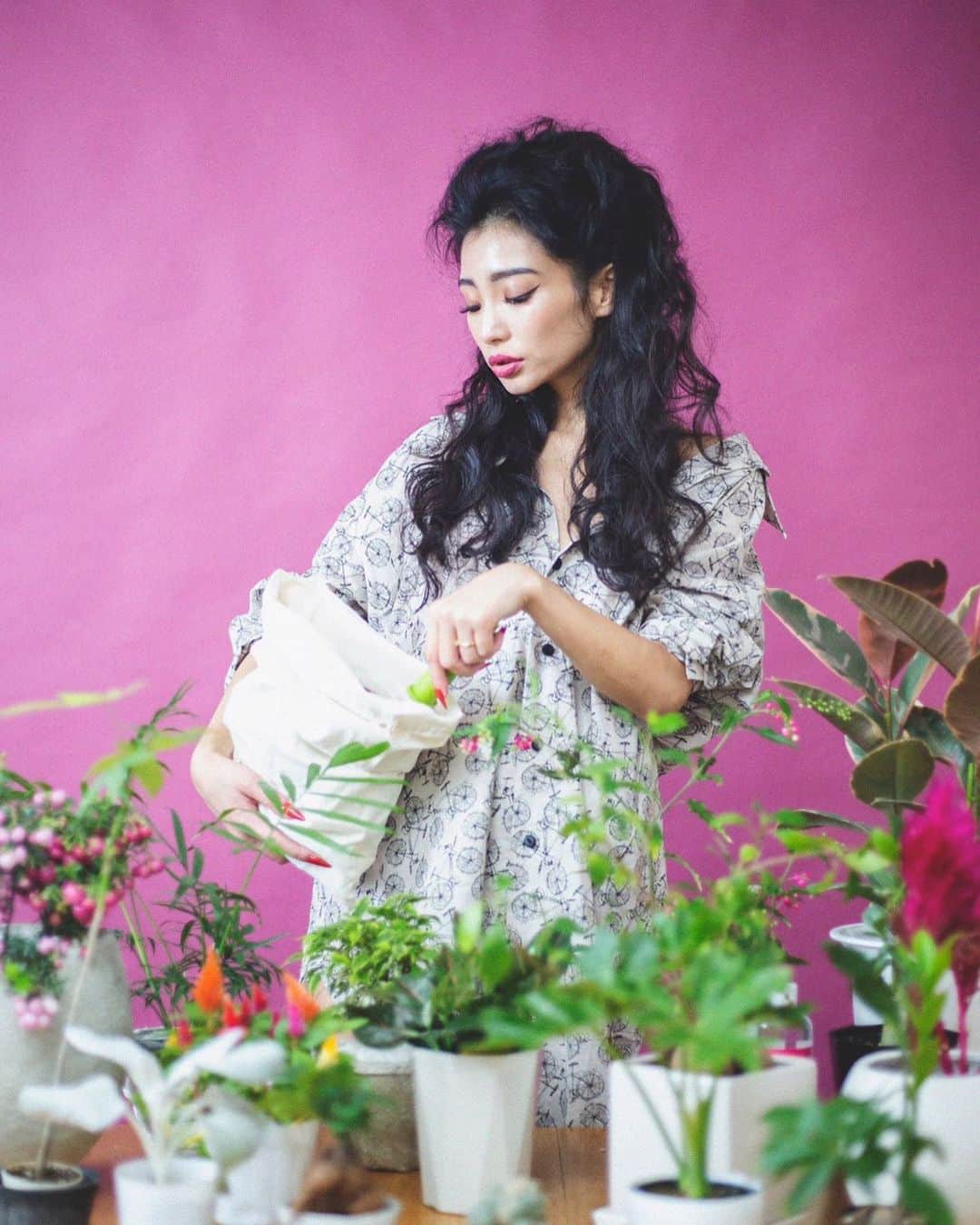 串戸ユリアのインスタグラム：「Sorry, I have plants 🌿 this weekend so come to my place if you wanna kickit🚲🚲🚲  Mensが着るとちょっとおっきめ、 Ladiesが着るとワンピかチュニック。  あからさまなペアルックも こんなふざけた柄ならこわくない😬  🚲🚲🚲🚲🚲🚲  #🌿　#💐　#🚲  2021 Spring Summer pre-order ✔︎ . 🎈Pajama party 🎈  Official webstoreでもプレオーダーが スタートしております。  Pre oderはわたしのプロフィールの Official webstoreのURLから10/31まで 参加いただけます。  Pop up中、 各店舗にお越しできない方は 是非こちらでご覧ください❤︎  詳しいサイズ表記もwebにございますので参考にしてくださいませ。  @balletbybacklash  #BalletByBacklash #2021SPringsummer #pajamaParty #パジャマパーティ　  #🎈 #💤　#🧸　#👯‍♀️👯‍♂️ #💗  #Isamukatayamabacklash #イサムカタヤマバックラッシュ」