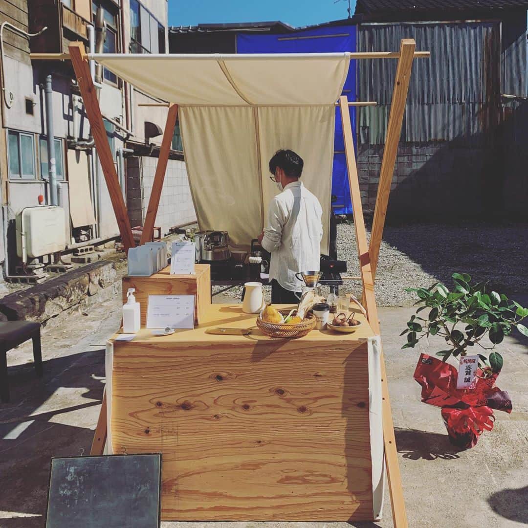 齊藤美絵さんのインスタグラム写真 - (齊藤美絵Instagram)「竹田の城下町。 夏に取り壊していた建物の跡地に 可愛い青空コーヒーのお店が オープン☕️✨  ちょうどスタートの日に 「あ！ここだ」と嬉しい出逢い。  @nageiacoffee (ナギア コーヒー)  久住ご出身で、 大分市内にある スペシャルティコーヒー豆専門店 @3cedarscoffee で働いていらっしゃるという オーナーさん。  3cedars coffeeさんは去年 イベントでお世話になりましたが 中米の生産地に行き、 生産者さんとの交流を大切にして 豆を扱っていらっしゃるお店。  その一杯に惚れました☕️✨  かつて私もハワイのコーヒー農園に行って、 コーヒーの果実から どうやってコーヒー豆になるかの過程を 取材させて頂き、 栽培はもちろん、収穫後の その工程の多さや発酵のさせ方 など、生産者さんの想いや こだわりに胸を打たれたので、 コーヒー豆を大事に扱われている ロースターさんのお店に 出逢えて感動でした✨✨✨  そこで働きながら、 地元でオープンということで、 勝手に期待値が どんどん上がっていましたが、 丁寧に淹れて頂いたルワンダの 小規模農園で育てられた コーヒー豆・ブルボンは、 爽やかながらも、 あとからナッツのような コクが広がって、 思わず「好きです。」と☕️💕  一杯の幸せ。  夜もライトアップされて 素敵な雰囲氣になっている みたいなので、 (きっと楽しい人達が集まってそう🌈✨) また伺いたいです。  ご馳走様でした。 オープンおめでとうございます🎉  #大分　#竹田　#城下町　#oita #taketa #nageiacoffee #newopen #coffee #☕️ #ルワンダ　#ブルボン　#フードマエストロ　#foodmaestro #ツタエルヒト。」10月22日 9時50分 - saitomie