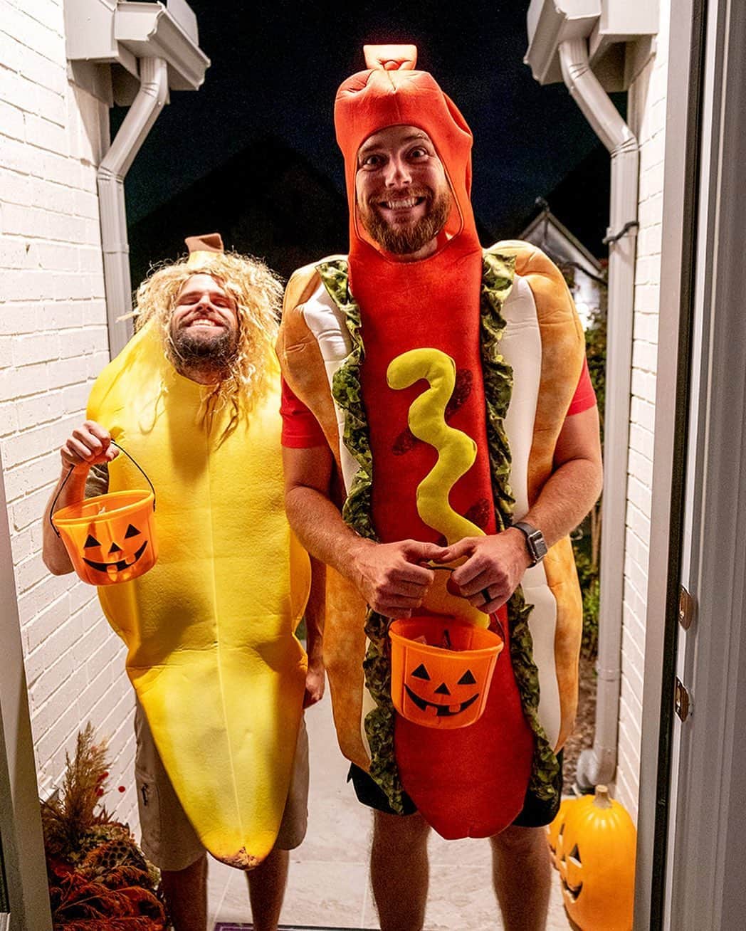 Dude Perfectさんのインスタグラム写真 - (Dude PerfectInstagram)「THAT’S A WRAPPP on #HalloweenStereotypes filming. Who’s ready for Monday?! 🌭🍌」10月22日 9時53分 - dudeperfect