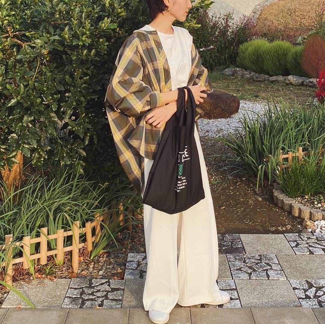 美生のインスタグラム：「#outfit﻿ ﻿ ﻿ 祖父の法事で﻿ 1週間実家に帰省してます✨﻿ ﻿ 自然で溢れた私の地元で﻿ 娘たちも伸び伸び﻿ 楽しんでます👧🏻🧒🏻﻿ ﻿ ﻿ 芋掘り予定だったけど﻿ 雨で延期な本日🍠🐸﻿ ﻿ ﻿ ﻿ @onijus × @donobanweb  コラボのエコbag﻿ 再販決定したんだとか♡﻿ ﻿ 今回の帰省に2色とも﻿ 連れて帰りました♡﻿ ﻿ ﻿」