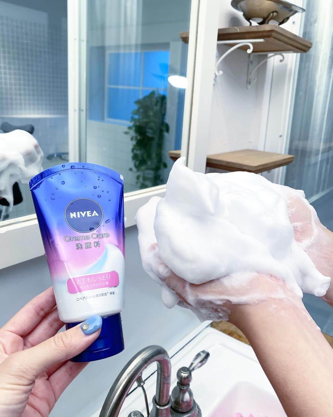 五位渕のぞみさんのインスタグラム写真 - (五位渕のぞみInstagram)「#ニベア クリームケア洗顔料 🧴🧼 @nivea @nivea_promo_jp ㅤㅤㅤㅤㅤㅤㅤㅤㅤ 💙ニベア洗顔料💙 ✅なめらかうるおい肌 ✅もっちりやわらか肌 ✅くすみすっきり肌 ✅ハリ感のある肌 https://www.nivea.co.jp/highlights/face-wash-creme-care ㅤㅤㅤㅤㅤㅤㅤㅤㅤ こちらの4種類💡﻿ わたしは「もっちりやわらか肌」をげっと😆🎶 ㅤㅤㅤㅤㅤㅤㅤㅤㅤ とにかく泡立ちがよく、ふわふわだけどしっかりした泡が簡単にできちゃうの❣️ ㅤㅤㅤㅤㅤㅤㅤㅤㅤ 洗い上がりが「とてもしっとり」して感動😭❤️ ㅤㅤㅤㅤㅤㅤㅤㅤㅤ その名の通り「もっちりやわらか肌」へと導いてくれます😉✨✨ ㅤㅤㅤㅤㅤㅤㅤㅤㅤ 上品さのあるフローラルな香りなので洗顔してる時にまで女子力を忘れないでいられます🙆🏻‍♀️✨✨ ㅤㅤㅤㅤㅤㅤㅤㅤㅤ ㅤㅤㅤㅤㅤㅤㅤㅤㅤ  ㅤㅤㅤㅤㅤㅤㅤㅤㅤ ㅤㅤㅤㅤㅤㅤㅤㅤㅤ  ㅤㅤㅤㅤㅤㅤㅤㅤㅤ ㅤㅤㅤㅤㅤㅤㅤㅤㅤ  ㅤㅤㅤㅤㅤㅤㅤㅤㅤ ㅤㅤㅤㅤㅤㅤㅤㅤㅤ  ㅤㅤㅤㅤㅤㅤㅤㅤㅤ  #니베아 #NIVEA #洗顔料 #スキンケア #美容好きなと繋がりたい #美容 #美容day 保湿 #保湿ケア #乾燥肌 #敏感肌#美肌ケア #美容 #美肌 #コスメ #コスメ好きさんと繋がりたい美容 #美容day #뷰스타그램 #skincare #beauty #스킨케어 #自分磨き #インスタグラマー #インフルエンサー #셀스타그램 【ニベア花王株式会社のモニターに参加中】」10月22日 9時56分 - nonnon0319