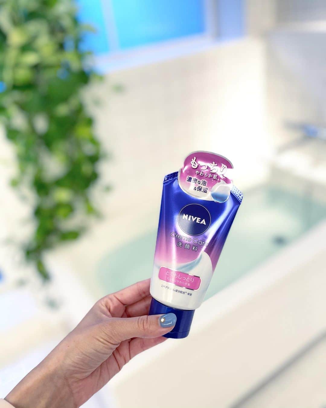 五位渕のぞみさんのインスタグラム写真 - (五位渕のぞみInstagram)「#ニベア クリームケア洗顔料 🧴🧼 @nivea @nivea_promo_jp ㅤㅤㅤㅤㅤㅤㅤㅤㅤ 💙ニベア洗顔料💙 ✅なめらかうるおい肌 ✅もっちりやわらか肌 ✅くすみすっきり肌 ✅ハリ感のある肌 https://www.nivea.co.jp/highlights/face-wash-creme-care ㅤㅤㅤㅤㅤㅤㅤㅤㅤ こちらの4種類💡﻿ わたしは「もっちりやわらか肌」をげっと😆🎶 ㅤㅤㅤㅤㅤㅤㅤㅤㅤ とにかく泡立ちがよく、ふわふわだけどしっかりした泡が簡単にできちゃうの❣️ ㅤㅤㅤㅤㅤㅤㅤㅤㅤ 洗い上がりが「とてもしっとり」して感動😭❤️ ㅤㅤㅤㅤㅤㅤㅤㅤㅤ その名の通り「もっちりやわらか肌」へと導いてくれます😉✨✨ ㅤㅤㅤㅤㅤㅤㅤㅤㅤ 上品さのあるフローラルな香りなので洗顔してる時にまで女子力を忘れないでいられます🙆🏻‍♀️✨✨ ㅤㅤㅤㅤㅤㅤㅤㅤㅤ ㅤㅤㅤㅤㅤㅤㅤㅤㅤ  ㅤㅤㅤㅤㅤㅤㅤㅤㅤ ㅤㅤㅤㅤㅤㅤㅤㅤㅤ  ㅤㅤㅤㅤㅤㅤㅤㅤㅤ ㅤㅤㅤㅤㅤㅤㅤㅤㅤ  ㅤㅤㅤㅤㅤㅤㅤㅤㅤ ㅤㅤㅤㅤㅤㅤㅤㅤㅤ  ㅤㅤㅤㅤㅤㅤㅤㅤㅤ  #니베아 #NIVEA #洗顔料 #スキンケア #美容好きなと繋がりたい #美容 #美容day 保湿 #保湿ケア #乾燥肌 #敏感肌#美肌ケア #美容 #美肌 #コスメ #コスメ好きさんと繋がりたい美容 #美容day #뷰스타그램 #skincare #beauty #스킨케어 #自分磨き #インスタグラマー #インフルエンサー #셀스타그램 【ニベア花王株式会社のモニターに参加中】」10月22日 9時56分 - nonnon0319