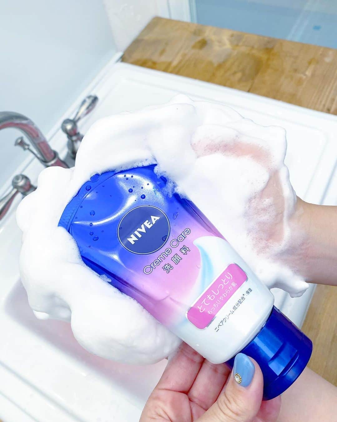 五位渕のぞみさんのインスタグラム写真 - (五位渕のぞみInstagram)「#ニベア クリームケア洗顔料 🧴🧼 @nivea @nivea_promo_jp ㅤㅤㅤㅤㅤㅤㅤㅤㅤ 💙ニベア洗顔料💙 ✅なめらかうるおい肌 ✅もっちりやわらか肌 ✅くすみすっきり肌 ✅ハリ感のある肌 https://www.nivea.co.jp/highlights/face-wash-creme-care ㅤㅤㅤㅤㅤㅤㅤㅤㅤ こちらの4種類💡﻿ わたしは「もっちりやわらか肌」をげっと😆🎶 ㅤㅤㅤㅤㅤㅤㅤㅤㅤ とにかく泡立ちがよく、ふわふわだけどしっかりした泡が簡単にできちゃうの❣️ ㅤㅤㅤㅤㅤㅤㅤㅤㅤ 洗い上がりが「とてもしっとり」して感動😭❤️ ㅤㅤㅤㅤㅤㅤㅤㅤㅤ その名の通り「もっちりやわらか肌」へと導いてくれます😉✨✨ ㅤㅤㅤㅤㅤㅤㅤㅤㅤ 上品さのあるフローラルな香りなので洗顔してる時にまで女子力を忘れないでいられます🙆🏻‍♀️✨✨ ㅤㅤㅤㅤㅤㅤㅤㅤㅤ ㅤㅤㅤㅤㅤㅤㅤㅤㅤ  ㅤㅤㅤㅤㅤㅤㅤㅤㅤ ㅤㅤㅤㅤㅤㅤㅤㅤㅤ  ㅤㅤㅤㅤㅤㅤㅤㅤㅤ ㅤㅤㅤㅤㅤㅤㅤㅤㅤ  ㅤㅤㅤㅤㅤㅤㅤㅤㅤ ㅤㅤㅤㅤㅤㅤㅤㅤㅤ  ㅤㅤㅤㅤㅤㅤㅤㅤㅤ  #니베아 #NIVEA #洗顔料 #スキンケア #美容好きなと繋がりたい #美容 #美容day 保湿 #保湿ケア #乾燥肌 #敏感肌#美肌ケア #美容 #美肌 #コスメ #コスメ好きさんと繋がりたい美容 #美容day #뷰스타그램 #skincare #beauty #스킨케어 #自分磨き #インスタグラマー #インフルエンサー #셀스타그램 【ニベア花王株式会社のモニターに参加中】」10月22日 9時56分 - nonnon0319
