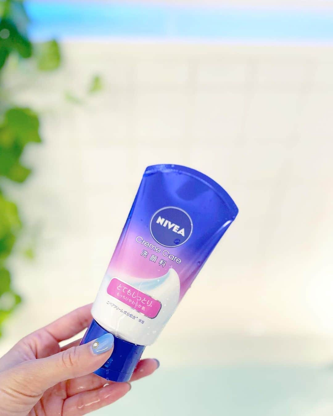 五位渕のぞみさんのインスタグラム写真 - (五位渕のぞみInstagram)「#ニベア クリームケア洗顔料 🧴🧼 @nivea @nivea_promo_jp ㅤㅤㅤㅤㅤㅤㅤㅤㅤ 💙ニベア洗顔料💙 ✅なめらかうるおい肌 ✅もっちりやわらか肌 ✅くすみすっきり肌 ✅ハリ感のある肌 https://www.nivea.co.jp/highlights/face-wash-creme-care ㅤㅤㅤㅤㅤㅤㅤㅤㅤ こちらの4種類💡﻿ わたしは「もっちりやわらか肌」をげっと😆🎶 ㅤㅤㅤㅤㅤㅤㅤㅤㅤ とにかく泡立ちがよく、ふわふわだけどしっかりした泡が簡単にできちゃうの❣️ ㅤㅤㅤㅤㅤㅤㅤㅤㅤ 洗い上がりが「とてもしっとり」して感動😭❤️ ㅤㅤㅤㅤㅤㅤㅤㅤㅤ その名の通り「もっちりやわらか肌」へと導いてくれます😉✨✨ ㅤㅤㅤㅤㅤㅤㅤㅤㅤ 上品さのあるフローラルな香りなので洗顔してる時にまで女子力を忘れないでいられます🙆🏻‍♀️✨✨ ㅤㅤㅤㅤㅤㅤㅤㅤㅤ ㅤㅤㅤㅤㅤㅤㅤㅤㅤ  ㅤㅤㅤㅤㅤㅤㅤㅤㅤ ㅤㅤㅤㅤㅤㅤㅤㅤㅤ  ㅤㅤㅤㅤㅤㅤㅤㅤㅤ ㅤㅤㅤㅤㅤㅤㅤㅤㅤ  ㅤㅤㅤㅤㅤㅤㅤㅤㅤ ㅤㅤㅤㅤㅤㅤㅤㅤㅤ  ㅤㅤㅤㅤㅤㅤㅤㅤㅤ  #니베아 #NIVEA #洗顔料 #スキンケア #美容好きなと繋がりたい #美容 #美容day 保湿 #保湿ケア #乾燥肌 #敏感肌#美肌ケア #美容 #美肌 #コスメ #コスメ好きさんと繋がりたい美容 #美容day #뷰스타그램 #skincare #beauty #스킨케어 #自分磨き #インスタグラマー #インフルエンサー #셀스타그램 【ニベア花王株式会社のモニターに参加中】」10月22日 9時56分 - nonnon0319