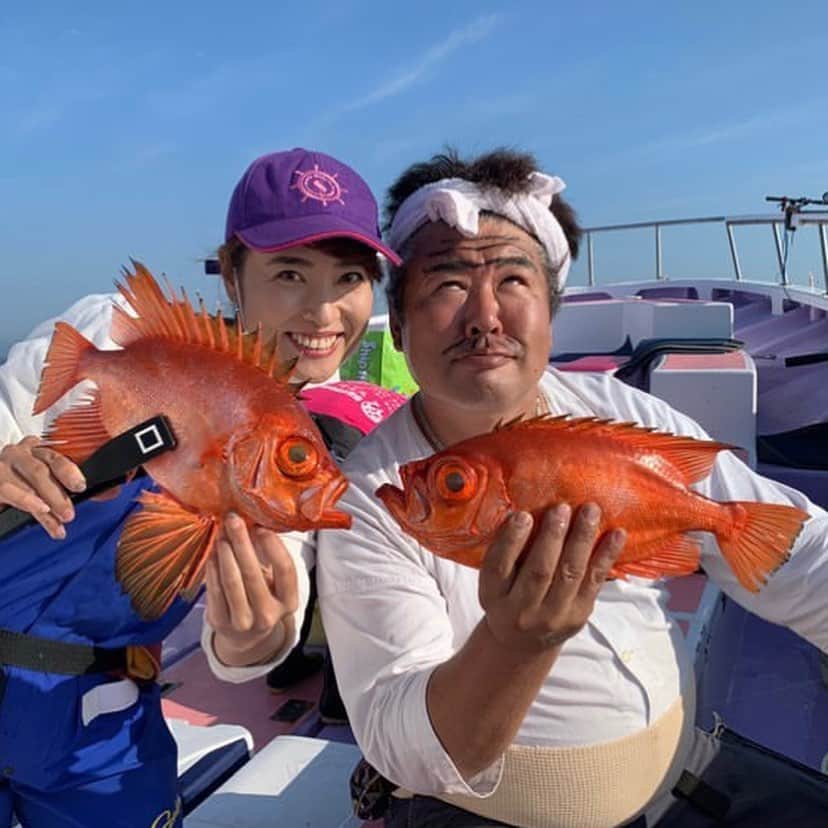 のインスタグラム：「きょうのサンスポー❤️ 紅葉の秋は南房総市・乙浜『しまや丸』でキントキ釣りに決まりなのだ〜っつーことでこの人たちとお邪魔してきました🎣 バカボンに扮した守山丸の兄貴はドヤ顔で〜 綾野剛似のハスキーボイス内木丸エギにーさんは自分が好調だからってすんごいアピールだし〜 今井すみれねーさんは良型のハタ決めちゃうしー アタマはピカピカなのにスポットライトは浴びれなかったささぴーはあからさまに元気ないしー まる八のこーじさんは3点掛けしちゃうしー 一男船長、女将の優子さんいつも楽しい時間を提供してくれて感謝❤️ ありがとうございました😊  ぜひ見てね❤️  #しまや丸 #キントキ #キントキ釣り #釣り #釣り好きな人と繋がりたい #釣りガール #釣り女子 #釣り好き #釣りスタグラム」