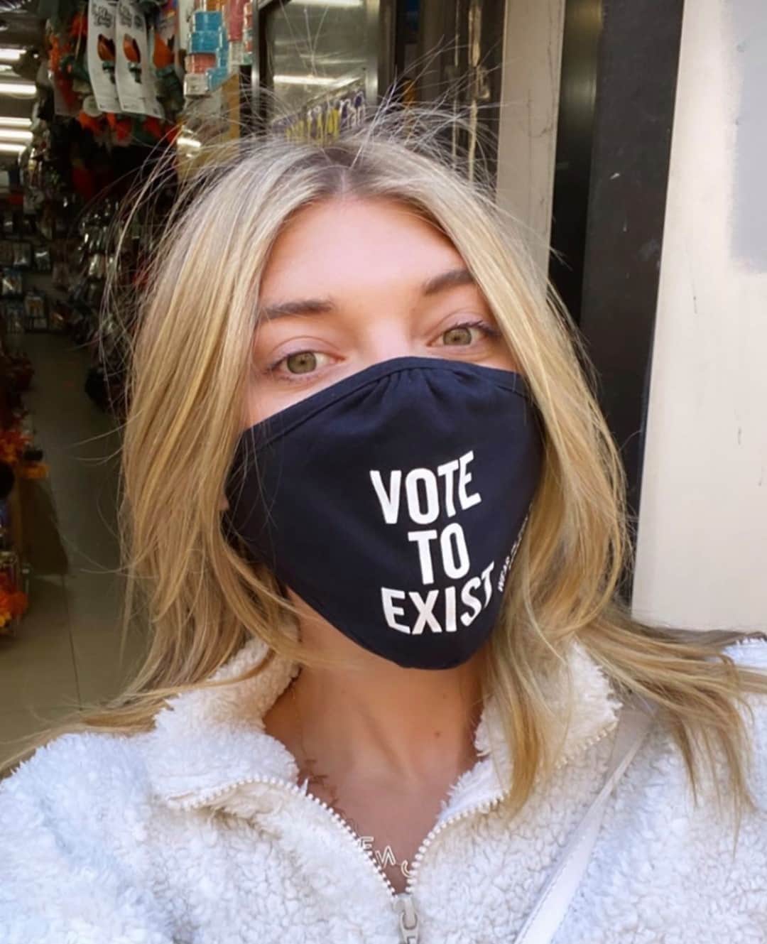 ケネスコールのインスタグラム：「VOTE TO EXIST on #VoteEarlyDay this Saturday, Oct 24. @honestlykate will be loudly and proudly heading to the polls in our statement mask. #Vote2020 #WearAFuckingMask #VoteToExist  When you shop at KennethCole.com, we donate to THE MENTAL HEALTH COALITION –a life-changing movement working to destigmatize all mental health conditions by unifying our partners’ efforts, including those focused on the emotional well-being of Black communities. Info link in bio.」