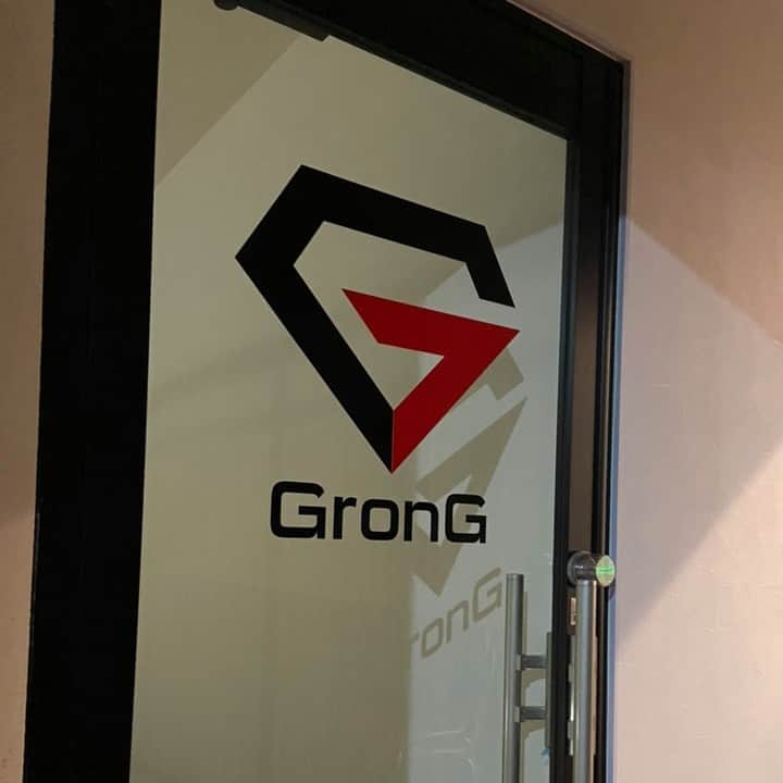 GronG(グロング)さんのインスタグラム写真 - (GronG(グロング)Instagram)「社内にあふれた「GronG」の一部を集めてみました。  もし本社にお立ち寄りの際は、どこに「GronG」が隠れているか、探してみてくださいね！  #グロング #grong #グロングプロテイン #プロテイン #ホエイプロテイン #トレーニング #筋トレ #プロテイン女子 #トレーニング男子 #トレーニング女子 #筋力トレーニング #タンパク質 #たんぱく質 #筋トレ男子 #筋トレ女子 #フィットネス #ワークアウト #運動 #ダイエット #筋肉 #筋肉女子 #筋肉男子」10月22日 10時01分 - grong.jp