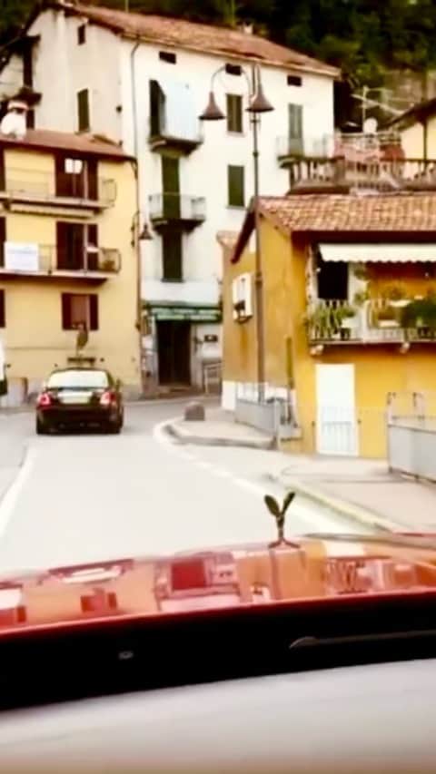 MCハマーのインスタグラム：「Relax .. here 🍷sip this .. Now let’s roll through  Lake Como Italy 🇮🇹 .. I got my homeboy “Sean Cole” spittin’ game at you in a way that Only a Oakland dude can ... that Town talk hit different 🔥... enjoy yourself 👌🏿」
