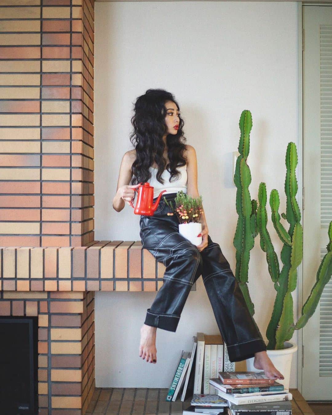串戸ユリアのインスタグラム：「Fit me baby ♥️  おでかけしない日に からだになにませるために はくレザー。 着れば着るほど 自分だけのオリジナルギャングスタに なってくれる レザーと遊ぶのも、 最近みつけたオトナな趣味❤︎  #leather #OG #OriginalGangsta #lol   2021 Spring Summer pre-order ✔︎ . 🎈Pajama party 🎈  Official webstoreでもプレオーダーが スタートしております。  Pre oderはわたしのプロフィールの Official webstoreのURLから10/31まで 参加いただけます。  Pop up中、 各店舗にお越しできない方は 是非こちらでご覧ください❤︎  詳しいサイズ表記もwebにございますので参考にしてくださいませ。  @balletbybacklash  #BalletByBacklash #2021SPringsummer #pajamaParty #パジャマパーティ　  #🎈 #💤　#🧸　#👯‍♀️👯‍♂️ #💗  #Isamukatayamabacklash #イサムカタヤマバックラッシュ」