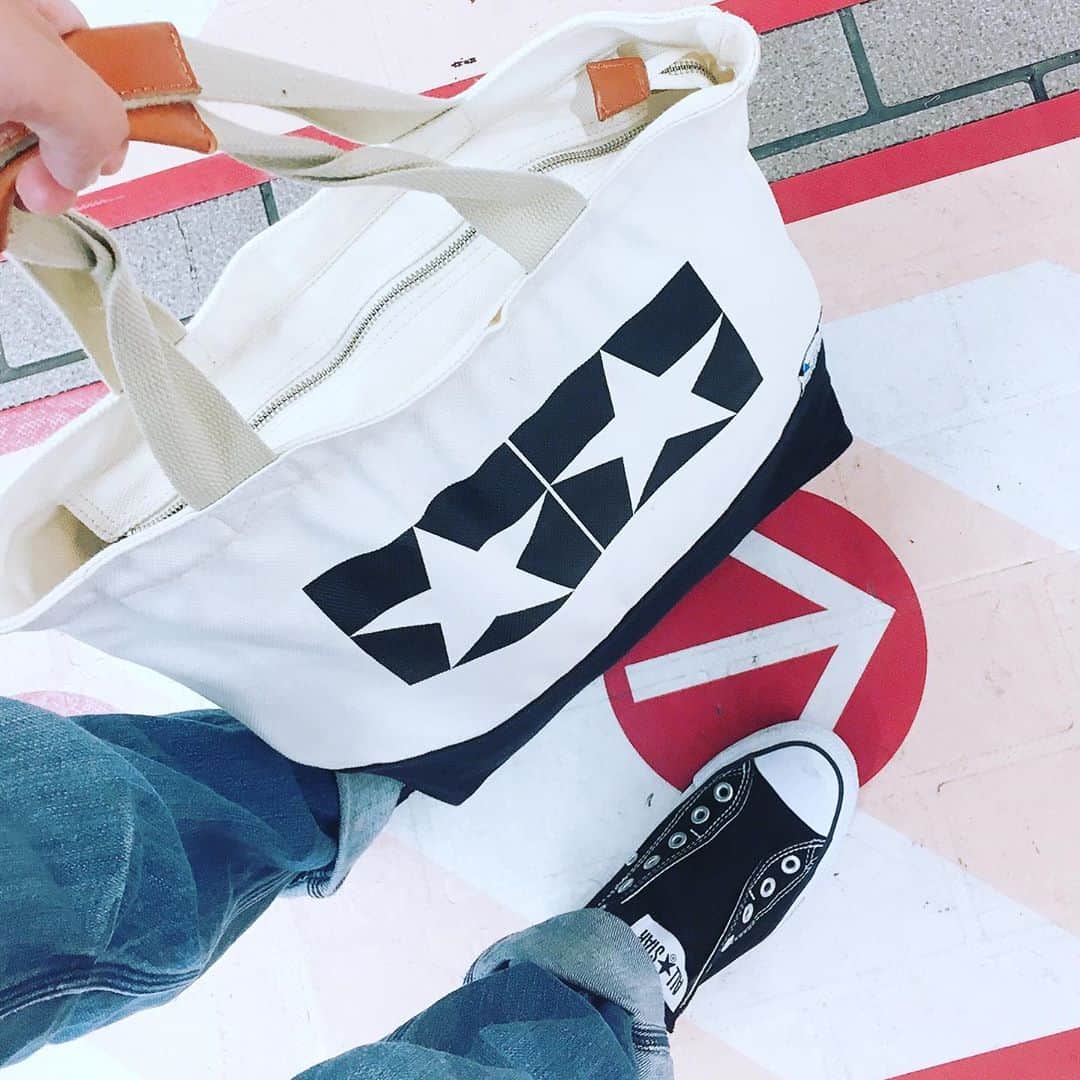 Julie Wataiのインスタグラム：「撮影に。ストロボと三脚は送ったからカメラ二台とレンズ二本だけでこの鞄に収まった！タミヤとコンバース。」