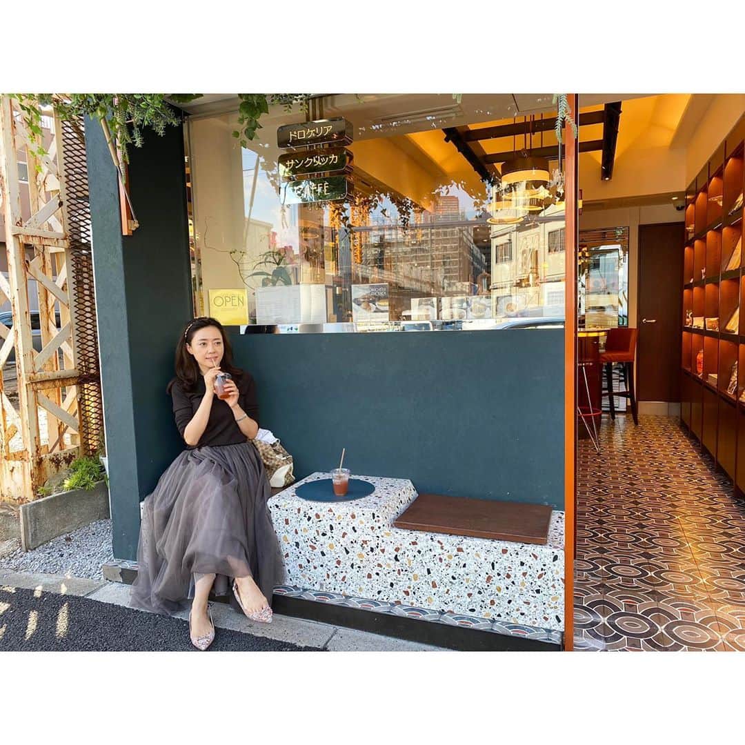 吉竹史さんのインスタグラム写真 - (吉竹史Instagram)「おっっしゃれな白金高輪のカフェ。  桃を丸ごと漬け込んだアイスティーが毎日飲みたいくらい美味しくてお気に入り🍑✨  店内、どの空間を切り取ってもオシャレで可愛いくて最高😊  #drogheriasancricca #ドロゲリアサンクリッカ」10月22日 10時11分 - fumi_yoshitake