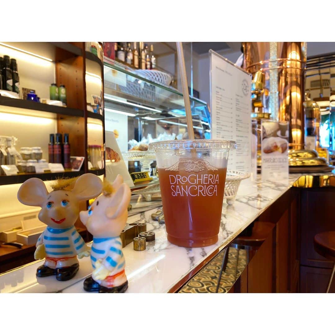 吉竹史さんのインスタグラム写真 - (吉竹史Instagram)「おっっしゃれな白金高輪のカフェ。  桃を丸ごと漬け込んだアイスティーが毎日飲みたいくらい美味しくてお気に入り🍑✨  店内、どの空間を切り取ってもオシャレで可愛いくて最高😊  #drogheriasancricca #ドロゲリアサンクリッカ」10月22日 10時11分 - fumi_yoshitake