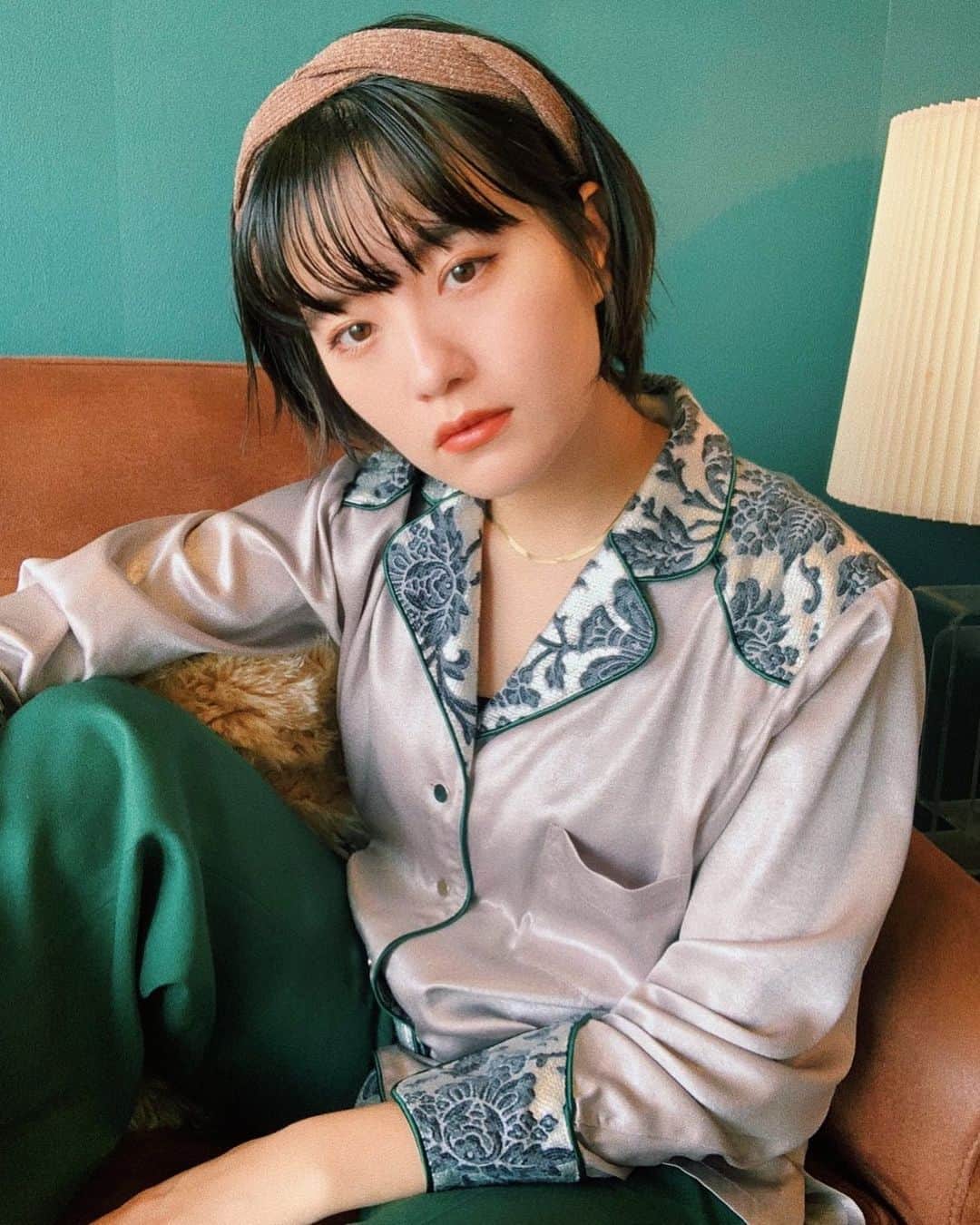 のインスタグラム：「大人でも子供でもない👶が今日のテーマ！大人っぽいシャツだけど、キュートなカチューシャで、大人っぽいネックレスだけど、チークは真ん中にまるく入れて。どの年齢でも大人っぽいのも子供っぽいのもどっちも楽しみたいなーって思う。  カチューシャは昨日109で買った！」