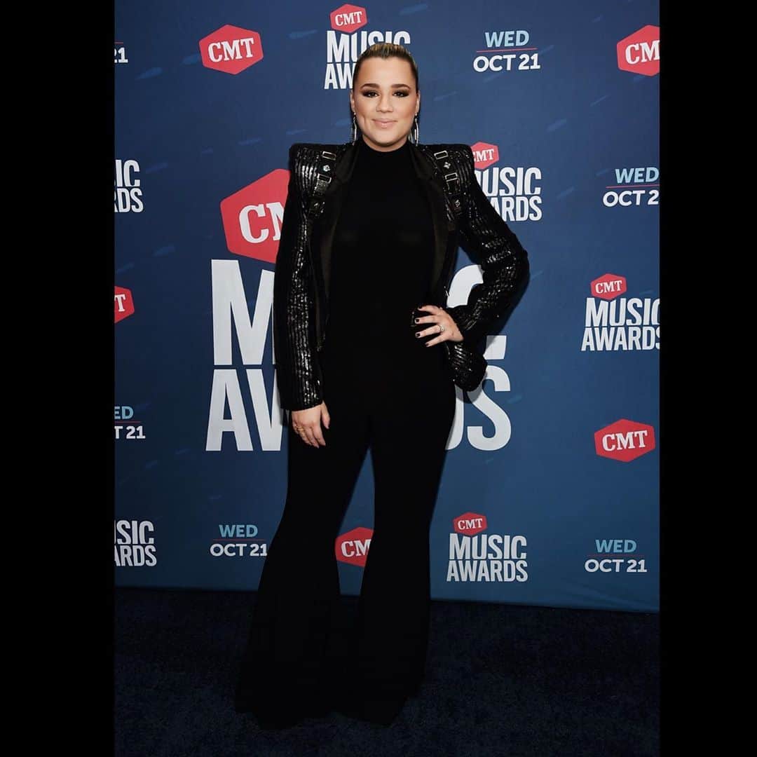 ギャビー・バレットのインスタグラム：「What an honor to be apart of the @cmt awards! Thank y’all so much for all the love!!!!!!!! WOW! A performance and an award!!!!! :) ❤️🤠🌟 I am humbled thank you!」