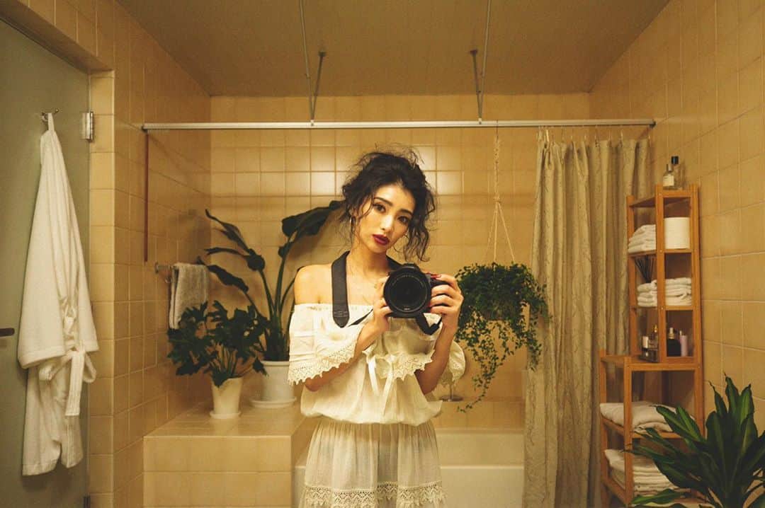 串戸ユリアのインスタグラム：「Me myself, and I. Hmm but first lemme take a selfie!!   バスルームって第二のキッチン。 独りになれるし すごく落ち着く。 お気に入りの植物とキャンドルと 爆音でも たまには無音が調子いい🤍  #🌿　#🎶　#🕯 #♨️  #butfirstlemmetakeaselfie   2021 Spring Summer pre-order ✔︎ . 🎈Pajama party 🎈  Official webstoreでもプレオーダーが スタートしております。  Pre oderはわたしのプロフィールの Official webstoreのURLから10/31まで 参加いただけます。  Pop up中、 各店舗にお越しできない方は 是非こちらでご覧ください❤︎  詳しいサイズ表記もwebにございますので参考にしてくださいませ。  @balletbybacklash  #BalletByBacklash #2021SPringsummer #pajamaParty #パジャマパーティ　  #🎈 #💤　#🧸　#👯‍♀️👯‍♂️ #💗  #Isamukatayamabacklash #イサムカタヤマバックラッシュ」