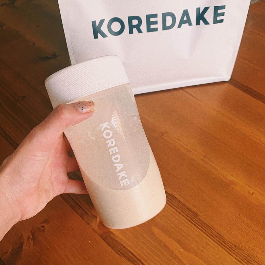 のインスタグラム：「最近人生で初めて筋トレが続いてるんだけど、プロテインジプシーしてて #KOREDAKE をみつけた。甘すぎるの苦手な私にとってはナチュラルなミルクティー味がすごい良い！あと酸化防止剤とか、白糖とか入ってないのも嬉しい！」