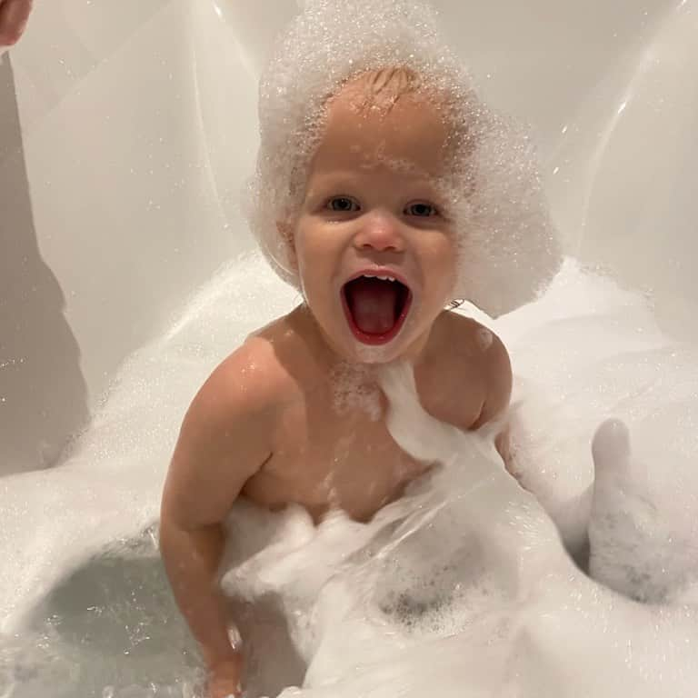 ロン・ハワードのインスタグラム：「this family member loves a good bubblebath doesn’t she?」