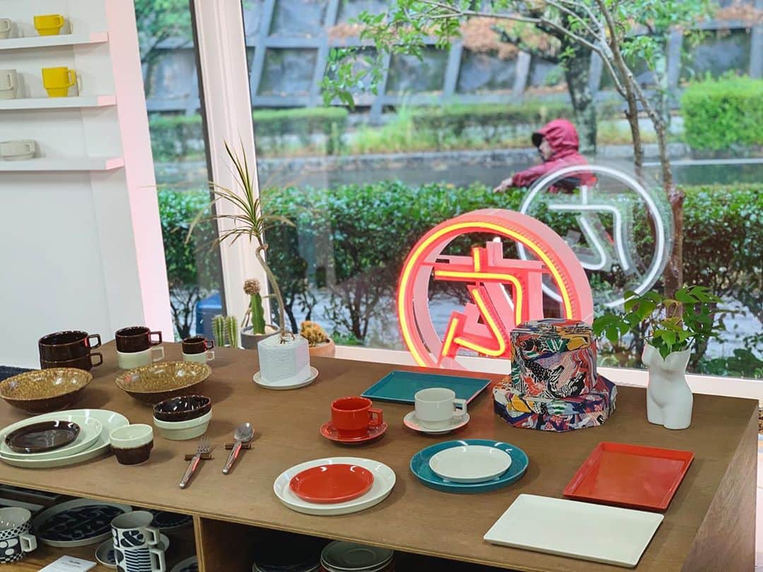 有限会社マルヒロさんのインスタグラム写真 - (有限会社マルヒロInstagram)「OPEN 10:00〜17:00﻿ おはようございます！﻿ 今日はしとしと雨のなか、マルヒロのまわりをぐるっと西海園芸の庭師のみなさんにお手入れして頂いております✂️🍃﻿ ﻿ お近くにお越しの際は是非お立ち寄りください。﻿ ﻿ 《GO TOトラベルクーポン・波佐見町プレミアム商品券ご利用頂けます。》﻿ ﻿ #マルヒロ ﻿ #マルヒロ直営店﻿ #マルヒロオンラインストア﻿ #まるひろ﻿ #maruhiro ﻿ #HASAMI﻿ #BARBAR﻿ #波佐見焼﻿ #波佐見焼き﻿ #波佐見町﻿ #やきもの﻿ #うつわ﻿ #植木鉢﻿ #プレート﻿ #mandala﻿ #ceramics﻿ #pottery﻿ #plate﻿ #plants﻿ ﻿ ﻿ ﻿ ﻿ ﻿ ﻿ ﻿ ﻿ ﻿」10月22日 10時25分 - maruhiro.hasami