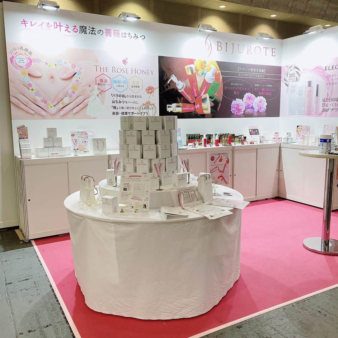 朋未のインスタグラム：「ビューティーワールド2020 ありがとうございました！  親友に誘っていただき 店子をさせていただきました✨  しかもあの！！ しげともコンビが復活！😍  ３日間ご紹介したのは 薔薇のハチミツ🌹  ブルガリアのダマスクローズ畑からとれたハチミツ。 沖縄のスパイス、ヒハツや シンデレラ乳酸菌がはいっているので 身体の中がぽかぽか☺️  イベントが終わって 一瞬会えたお友だちに「薔薇の香りがするよ！！」 と言っていただきました😍  ヨーグルトにかけても 紅茶にいれても そのままでも  健康や美容にいいのはもちろんだけど一番嬉しかった言葉は「美味しい！！」でした。  一箱、購入させてもらったから続けてみる🥰  #薔薇ハチミツ #ダマスクローズ #bijurote #therosehoney  #ビューティーワールドジャパン   ３日間ご一緒させていただいた高橋さんは、お綺麗なのはもちろんだけど重ねてきたのは品でした。という感じのスペシャルな方でした。谷9にエステサロンがあるとのことで行ってみたい☺️  しげさんは、体内時計が正確で、めちゃくちゃしっかり仕事ができててお姉さん感動した。」