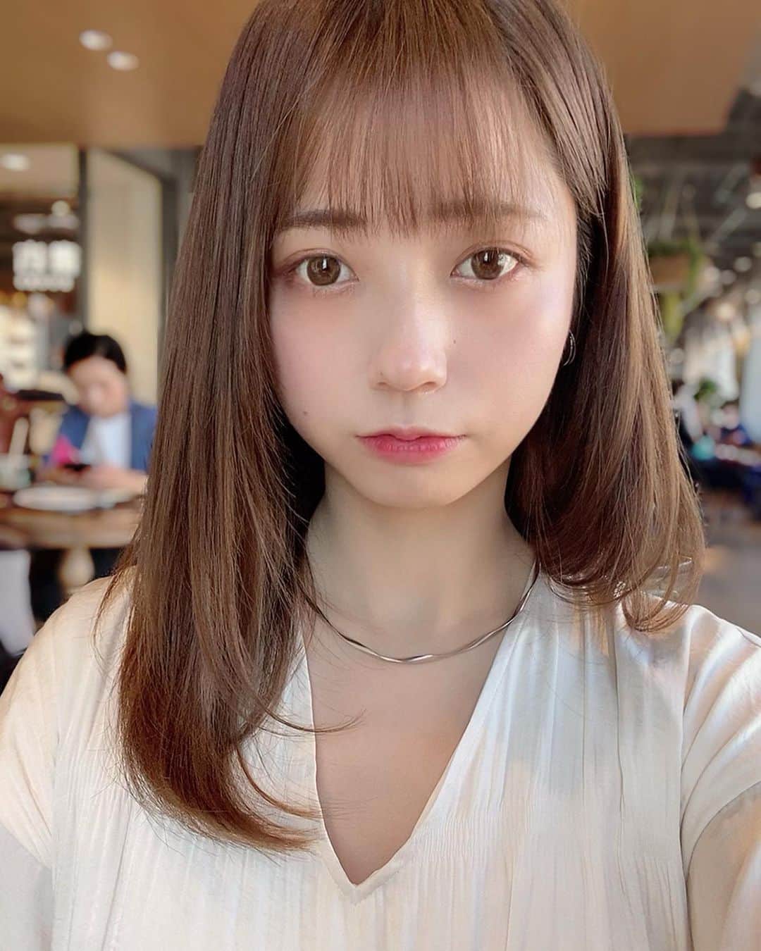 のインスタグラム：「. 真顔😂😂😂😂 最近の美容DAYは、、  大先生に、前髪つくって カラーもしてもらった〜💕 →@air_takeishi_daisuke  もう何年もお世話になってます🙇‍♀️  V3ファンデーションもairで買って使ってる🤤✨ とても良い🥺  久しぶりのATENAで美髪エステも！！ 3回コースなんやけど、1回でも全然違う👏 2回目でより効果が出るんだって😆 楽しみだな〜〜。 @shigegiii  @atena_bigami_takano   #美容#サロン#ヘアケア#v3ファンデーション  #ファンデ#クッションファンデ  #ヘアエステ#美髪エステ#amerivintage」