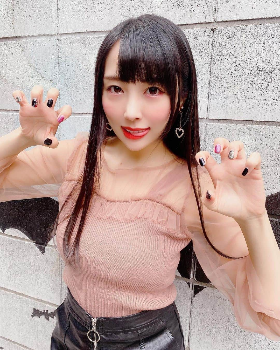 熊本美和さんのインスタグラム写真 - (熊本美和Instagram)「おはくま🐻 . . #おはよう #gm #goodmorning #おはくま #kawaii #makeup #beauty #黒髪 #fashion #ミニスカート #japanesegirl #asianbeauty #黒髪ロング #新大久保 #フォトスポット #Halloween #🎃 #trickortreat #holiday #kpop好きな人と繋がりたい #bowling #idol #バクステ外神田一丁目 #Pリーガー #earring #diet #美容 #nail #likeforlikes #すきぴ」10月22日 10時38分 - miwa_babyb