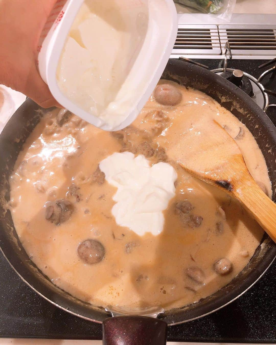 みきママさんのインスタグラム写真 - (みきママInstagram)「【ビーフストロガノフ弁当です！！】  昨日の晩御飯はビーフストロガノフだったので、ペンネをからめてお弁当に入れました〜🤩🤩🤩作り方は外食本に載っています✨✨サワークリームの代わりにヨーグルトを使うんですが、めちゃうまです✨✨  すると、杏ちゃん「お弁当はあつ森のけんたにして。」ってさ。あつまれどうぶつの森ね。男の子かな？  杏ちゃん「けんたは鳥。」ってさ。  Who is he❓  お弁当を見ると、杏ちゃん「ケンタの目は黒だって。羽根ももっと大きいんだよ。」ってさ。  Who is he⁉️  #みきママ　#サンドウィッチ　#弁当　#あつ森 #けんた #あつまれどうぶつの森 #キャラ弁」10月22日 10時39分 - mikimama_official