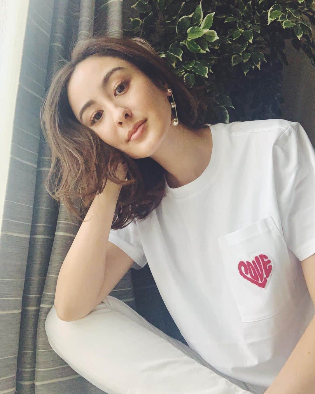 オードリー亜谷香のインスタグラム：「Now more than ever is the time to give back. For every post with this shirt  @michaelkors will donate 50 meals to children in need. What a great initiative all the while looking chic. #watchhungerstop」
