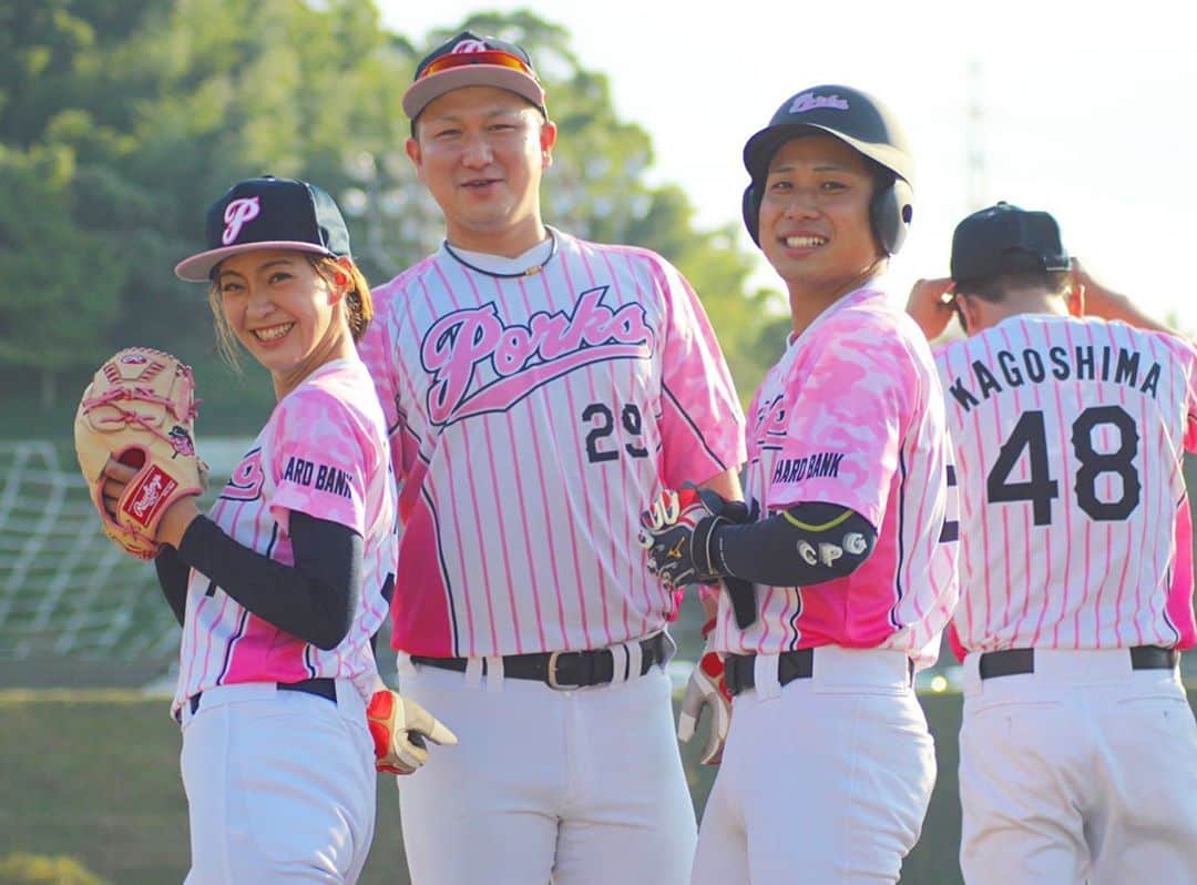 上杉あずさのインスタグラム：「. 戦隊モノみたいな3人🔥 右からキャプテン、副キャプテン、監督。いわゆる、私のスケさんカクさんですな！ 渉のお陰で私が細く見えます🤭(ダイエットはどこいった)遥駆も新キャプテンとして気合い充分✨みさマネージャーが整列前に撮ってくれました〜😎❤️ #fukuoka #baseball #team #game #training #hardbankporks #manager #captain #草野球 #草野球チーム #福岡 #軟式野球 #福岡ハードバンクポークス #練習試合 #トレーニング #野球部 #で部 #食べ盛り #伸び盛り」
