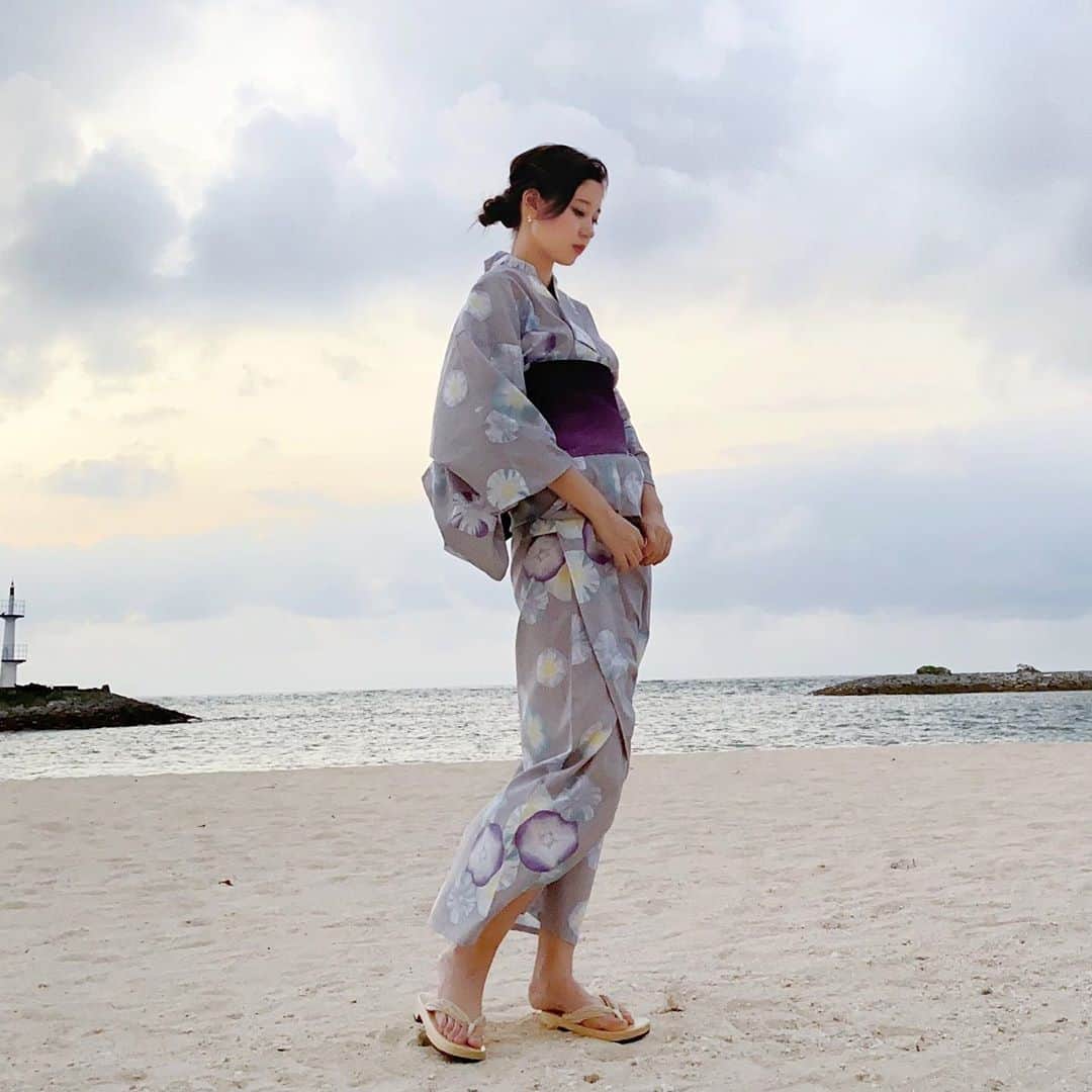 のインスタグラム：「沖縄で浴衣も着たよ！！ わざわざ持っていった🤣 浴衣もなんとか今年着られて満足笑 海辺で浴衣ってなんか新鮮だよね。 浴衣はイーハイフンワールドギャラリーのものです。 着付け用の紐を忘れて実は体を洗うボディタオルをハサミで切って紐にしました🤣 . . #浴衣 #夏 #ビーチ #浴衣コーデ #沖縄 #シェラトン沖縄サンマリーナリゾート」