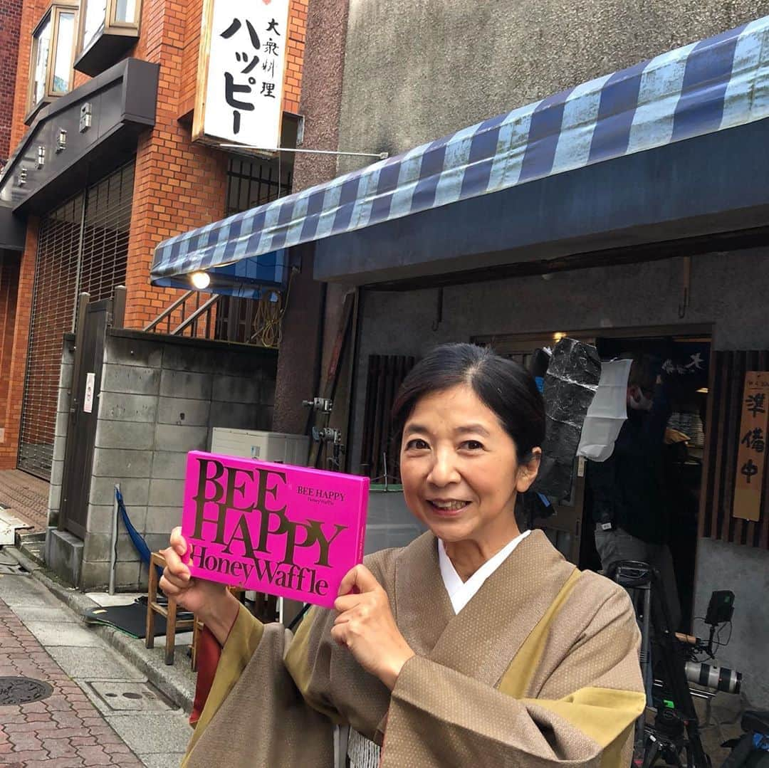 宮崎美子さんのインスタグラム写真 - (宮崎美子Instagram)「明後日24日24:00から放送のBSテレビ東京ドラマ『どんぶり委員長』に出演します。 大衆料理屋ハッピーの女将です。美味しい丼がたくさん登場！委員長と吉田の初々しいさをいただき、私も益々若返りました。 是非、皆さまもご覧いただき、一緒に若返りましょう❣️  #どんぶり委員長  #bsテレビ東京」10月22日 10時33分 - miyazakiyoshiko.official