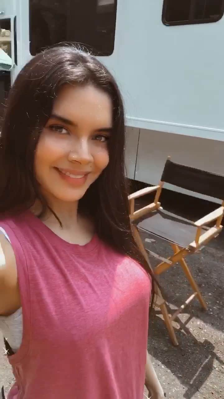 パオラ・ポーリンのインスタグラム：「Endless hours on set captured in 15 seconds 🎥🎬 - Comment with your favorite emoji 🥳! - Interminables horas en el set resumidas en 15 segundos 🎥🎬. - Comenta con tu emoji favorito 🥳!」