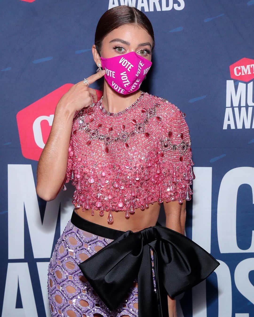Just Jaredさんのインスタグラム写真 - (Just JaredInstagram)「@sarahhyland wears an outfit by @georgeshobeika & a “Vote” face mask while arriving for hosting duties at the 2020 CMT Music Awards! #SarahHyland #CMTAwards  Photos: Getty」10月22日 10時37分 - justjared