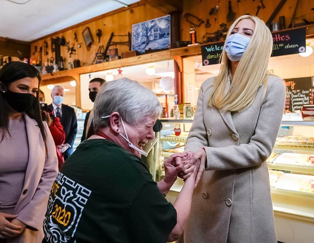 イヴァンカ・トランプさんのインスタグラム写真 - (イヴァンカ・トランプInstagram)「2 days, 4 states! 🇺🇸  Thank you Florida, North Carolina, Wisconsin and Michigan! 🥰」10月22日 10時41分 - ivankatrump