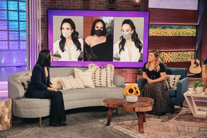 シェリル・バークさんのインスタグラム写真 - (シェリル・バークInstagram)「Tune in alert! I am appearing on the #kellyclarksonshow tomorrow! We are talking all things #DWTS, #cherylburke masks collab with @baileyblueclothing, the @prettymesseduppodcast and more! Check your local listings to watch. Thank you SO much Kelly for having me! ✨」10月22日 10時42分 - cherylburke