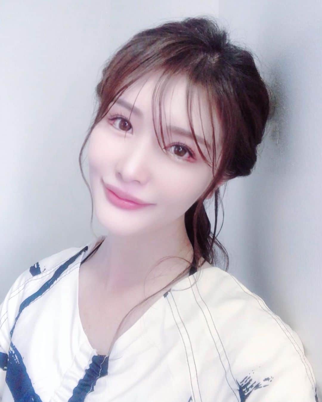 のインスタグラム：「. おはようございます☀️ . バッチリメイクの日💄 最近アイライナーは使わず アイシャドウを重ね塗りして目の 立体感を出すのにはまっている✨ . メイクってほんの少し変えるだけで 印象ががらりと変わるから楽しい♫ 女子って楽しい👯‍♀💕️👭 . #コスメコンシェルジュ  #🏋🏻‍♀️ #トレーニング女子 #筋トレ女子　 #⛳️ #ゴルフ女子 #골프여자 #🎣 #釣りガール #낚시좋아 #일본여자  #일본모델 #팔로미  #소통 #인친」