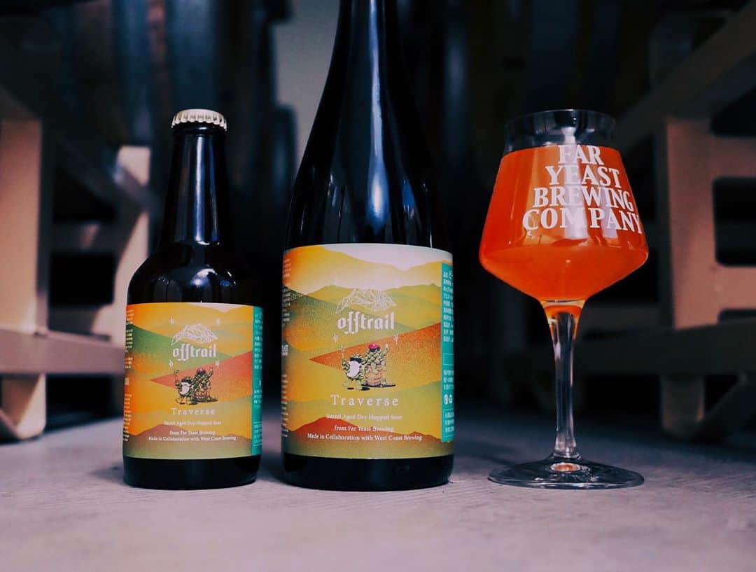 FAR YEAST BREWINGさんのインスタグラム写真 - (FAR YEAST BREWINGInstagram)「<コラボリリース！>﻿ ﻿ 静岡県静岡市用宗のブルワリー﻿ WEST COAST BREWINGさんとの﻿ Home & Awayコラボを行いました！﻿ ﻿ @wcbshizuoka   Far Yeast側では﻿ "Offtrail＂ブランドでのリリース！﻿ ﻿ OfftrailプロジェクトチームとWCBのホップヘッド達ががっちりタッグを組みました。﻿ 今年7月、山梨の源流醸造所にWCBチームがご来訪。そこで厳選した樽熟成ビール数種をテイスティングしブレンド。﻿ ﻿ そこにWCBがもたらした選りすぐりのホップによりドライホッピングしました。﻿ 今回セレクトしたのは、Nelson SauvinとSabro。﻿ ホップとブレンディングしたバレルエイジビールが奏でるタンジェリンやトロピカルフルーツのような美しいアロマと、樽熟成ならではの奥深い味わいを最大限に活かした特別な一本です。 ﻿ ﻿ このビールの原料は、ニュージーランドからのホップ、ベルギー・ドイツからのモルト、アメリカからの酵母、フランスからのバレルなど世界中から集結。その長い旅路に思いを馳せ、「Traverse」＝旅路と名付けました。﻿ ﻿ Web Storeではおなじみの大瓶﻿750mlが10/28(水) 18:00から数量限定販売！﻿ Web Storesはプロフィールリンクから！﻿ (出荷はその翌週からとなります)﻿ ﻿ 10L樽、330mlは11月第2週から出荷予定です。﻿ ﻿ ====﻿ ﻿ <WCB側コラボ>﻿ ﻿ 逆にOfftrailプロジェクトチームが、用宗のWCBを訪れ、コラボしたのは、小菅村の杉を加工して投入した「杉のピルスナー」。﻿ こちらはWCBのオンラインストアで、本日より販売！﻿ 詳しくは、 をチェック。﻿ ﻿ ====﻿ ﻿ <コラボ記念ダブルTTO開催！>﻿ ﻿ このHome & Awayコラボを記念して、ダブルタップテイクオーバーを開催します！﻿ ﻿ [11/12,13] 五反田 Far Yeast Tokyo Brewery & Grill﻿ ﻿ @faryeasttokyo   [11/14,15] 静岡 12 - twelve﻿ ﻿ @twelve_shizuoka  ﻿ 2つのコラボビール以外にも、各ブルワリーのビールが On Tap!﻿ ﻿ 販売開始も、TTOもお楽しみに！﻿ ﻿ ﻿ #wcb﻿ #wcbshizuoka﻿ #westcoastbrewing﻿ #ウエストコーストブルーイング﻿ ﻿ #offtrail #オフトレイル﻿ #faryeastbrewing #faryeast #fyb #beer #beerpics #beerlover #beerstagram #beertography #craftbeerlife #beergeek #beerblog #craftbeergeek #ilovebeer #beerhunter #hophead #craftbeer #craftbeerlife #ビール #ビアハンター #ビアスタグラム #ビアスタグラマー #クラフトビール女子」10月22日 10時44分 - faryeastbrewing