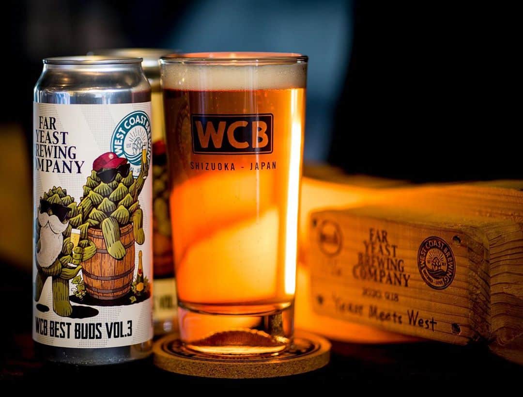 FAR YEAST BREWINGさんのインスタグラム写真 - (FAR YEAST BREWINGInstagram)「<コラボリリース！>﻿ ﻿ 静岡県静岡市用宗のブルワリー﻿ WEST COAST BREWINGさんとの﻿ Home & Awayコラボを行いました！﻿ ﻿ @wcbshizuoka   Far Yeast側では﻿ "Offtrail＂ブランドでのリリース！﻿ ﻿ OfftrailプロジェクトチームとWCBのホップヘッド達ががっちりタッグを組みました。﻿ 今年7月、山梨の源流醸造所にWCBチームがご来訪。そこで厳選した樽熟成ビール数種をテイスティングしブレンド。﻿ ﻿ そこにWCBがもたらした選りすぐりのホップによりドライホッピングしました。﻿ 今回セレクトしたのは、Nelson SauvinとSabro。﻿ ホップとブレンディングしたバレルエイジビールが奏でるタンジェリンやトロピカルフルーツのような美しいアロマと、樽熟成ならではの奥深い味わいを最大限に活かした特別な一本です。 ﻿ ﻿ このビールの原料は、ニュージーランドからのホップ、ベルギー・ドイツからのモルト、アメリカからの酵母、フランスからのバレルなど世界中から集結。その長い旅路に思いを馳せ、「Traverse」＝旅路と名付けました。﻿ ﻿ Web Storeではおなじみの大瓶﻿750mlが10/28(水) 18:00から数量限定販売！﻿ Web Storesはプロフィールリンクから！﻿ (出荷はその翌週からとなります)﻿ ﻿ 10L樽、330mlは11月第2週から出荷予定です。﻿ ﻿ ====﻿ ﻿ <WCB側コラボ>﻿ ﻿ 逆にOfftrailプロジェクトチームが、用宗のWCBを訪れ、コラボしたのは、小菅村の杉を加工して投入した「杉のピルスナー」。﻿ こちらはWCBのオンラインストアで、本日より販売！﻿ 詳しくは、 をチェック。﻿ ﻿ ====﻿ ﻿ <コラボ記念ダブルTTO開催！>﻿ ﻿ このHome & Awayコラボを記念して、ダブルタップテイクオーバーを開催します！﻿ ﻿ [11/12,13] 五反田 Far Yeast Tokyo Brewery & Grill﻿ ﻿ @faryeasttokyo   [11/14,15] 静岡 12 - twelve﻿ ﻿ @twelve_shizuoka  ﻿ 2つのコラボビール以外にも、各ブルワリーのビールが On Tap!﻿ ﻿ 販売開始も、TTOもお楽しみに！﻿ ﻿ ﻿ #wcb﻿ #wcbshizuoka﻿ #westcoastbrewing﻿ #ウエストコーストブルーイング﻿ ﻿ #offtrail #オフトレイル﻿ #faryeastbrewing #faryeast #fyb #beer #beerpics #beerlover #beerstagram #beertography #craftbeerlife #beergeek #beerblog #craftbeergeek #ilovebeer #beerhunter #hophead #craftbeer #craftbeerlife #ビール #ビアハンター #ビアスタグラム #ビアスタグラマー #クラフトビール女子」10月22日 10時44分 - faryeastbrewing