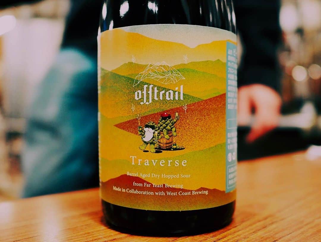 FAR YEAST BREWINGさんのインスタグラム写真 - (FAR YEAST BREWINGInstagram)「<コラボリリース！>﻿ ﻿ 静岡県静岡市用宗のブルワリー﻿ WEST COAST BREWINGさんとの﻿ Home & Awayコラボを行いました！﻿ ﻿ @wcbshizuoka   Far Yeast側では﻿ "Offtrail＂ブランドでのリリース！﻿ ﻿ OfftrailプロジェクトチームとWCBのホップヘッド達ががっちりタッグを組みました。﻿ 今年7月、山梨の源流醸造所にWCBチームがご来訪。そこで厳選した樽熟成ビール数種をテイスティングしブレンド。﻿ ﻿ そこにWCBがもたらした選りすぐりのホップによりドライホッピングしました。﻿ 今回セレクトしたのは、Nelson SauvinとSabro。﻿ ホップとブレンディングしたバレルエイジビールが奏でるタンジェリンやトロピカルフルーツのような美しいアロマと、樽熟成ならではの奥深い味わいを最大限に活かした特別な一本です。 ﻿ ﻿ このビールの原料は、ニュージーランドからのホップ、ベルギー・ドイツからのモルト、アメリカからの酵母、フランスからのバレルなど世界中から集結。その長い旅路に思いを馳せ、「Traverse」＝旅路と名付けました。﻿ ﻿ Web Storeではおなじみの大瓶﻿750mlが10/28(水) 18:00から数量限定販売！﻿ Web Storesはプロフィールリンクから！﻿ (出荷はその翌週からとなります)﻿ ﻿ 10L樽、330mlは11月第2週から出荷予定です。﻿ ﻿ ====﻿ ﻿ <WCB側コラボ>﻿ ﻿ 逆にOfftrailプロジェクトチームが、用宗のWCBを訪れ、コラボしたのは、小菅村の杉を加工して投入した「杉のピルスナー」。﻿ こちらはWCBのオンラインストアで、本日より販売！﻿ 詳しくは、 をチェック。﻿ ﻿ ====﻿ ﻿ <コラボ記念ダブルTTO開催！>﻿ ﻿ このHome & Awayコラボを記念して、ダブルタップテイクオーバーを開催します！﻿ ﻿ [11/12,13] 五反田 Far Yeast Tokyo Brewery & Grill﻿ ﻿ @faryeasttokyo   [11/14,15] 静岡 12 - twelve﻿ ﻿ @twelve_shizuoka  ﻿ 2つのコラボビール以外にも、各ブルワリーのビールが On Tap!﻿ ﻿ 販売開始も、TTOもお楽しみに！﻿ ﻿ ﻿ #wcb﻿ #wcbshizuoka﻿ #westcoastbrewing﻿ #ウエストコーストブルーイング﻿ ﻿ #offtrail #オフトレイル﻿ #faryeastbrewing #faryeast #fyb #beer #beerpics #beerlover #beerstagram #beertography #craftbeerlife #beergeek #beerblog #craftbeergeek #ilovebeer #beerhunter #hophead #craftbeer #craftbeerlife #ビール #ビアハンター #ビアスタグラム #ビアスタグラマー #クラフトビール女子」10月22日 10時44分 - faryeastbrewing