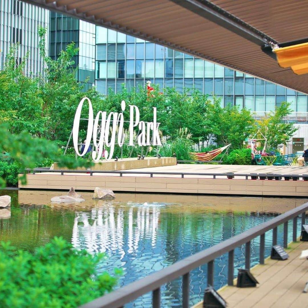 Oggi編集部さんのインスタグラム写真 - (Oggi編集部Instagram)「晴れ予報の今週末は #oggipark 日和です☀️ 10/25（日）の10:30からは、ゴールドジムの人気ヨガ講師MIREI先生のエナジーフローヨガのレッスン、まだ席に余裕があるので、皆さんのご参加お待ちしています🥰　MIREI先生は、先日開催された2020 Miss World Japan のファイナリストで、特別審査員賞、ミスヨガ賞を受賞✨　ヘルシーな美しさも魅力の先生なんです！　レッスンはヨガマットレンタル料込みで¥3,000です。チケットはイベントアプリPeatixで購入できます。サントリー特茶カフェインゼロや化粧品、プロテインのサンプルなどのお土産付きです♡ #oggipark 、とても広々として開放的で、お天気が良いと最高に気持ち良いので、お買い物やお散歩ついでにふらっと立ち寄るのもオススメですよ！　初めて来る方は、日本橋にこんなところがあったんだー！と必ず感激してくれます🍃✨✨ #mirei #セーリィクリスティーナ美怜 #ゴールドジム　#oggipark #oggi #yoga #energyflow #energyflowyoga #parkyoga #ヨガ　#朝活　#自分磨き　#日本橋　#日本橋三越本店 #日本橋三越　#三越　#日本橋庭園　#更衣室あります　#当日予約も可能です　#ヨガマットあります」10月22日 10時44分 - oggi_mag