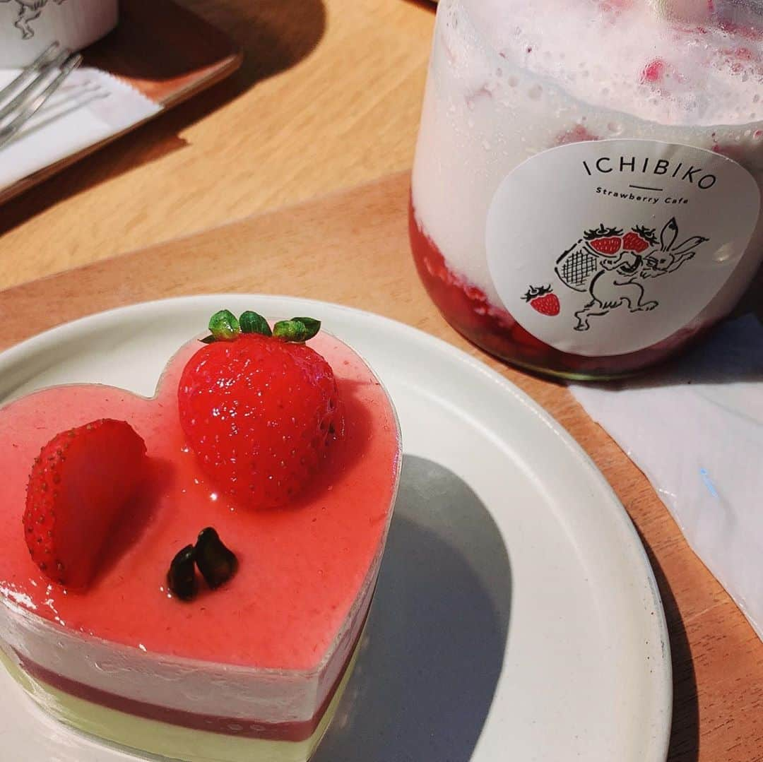 奥山レイカさんのインスタグラム写真 - (奥山レイカInstagram)「イチゴが好きです🍓  #三軒茶屋 #いちびこ三軒茶屋店 #いちびこ #ケーキ #いちごスイーツ」10月22日 10時45分 - rks631