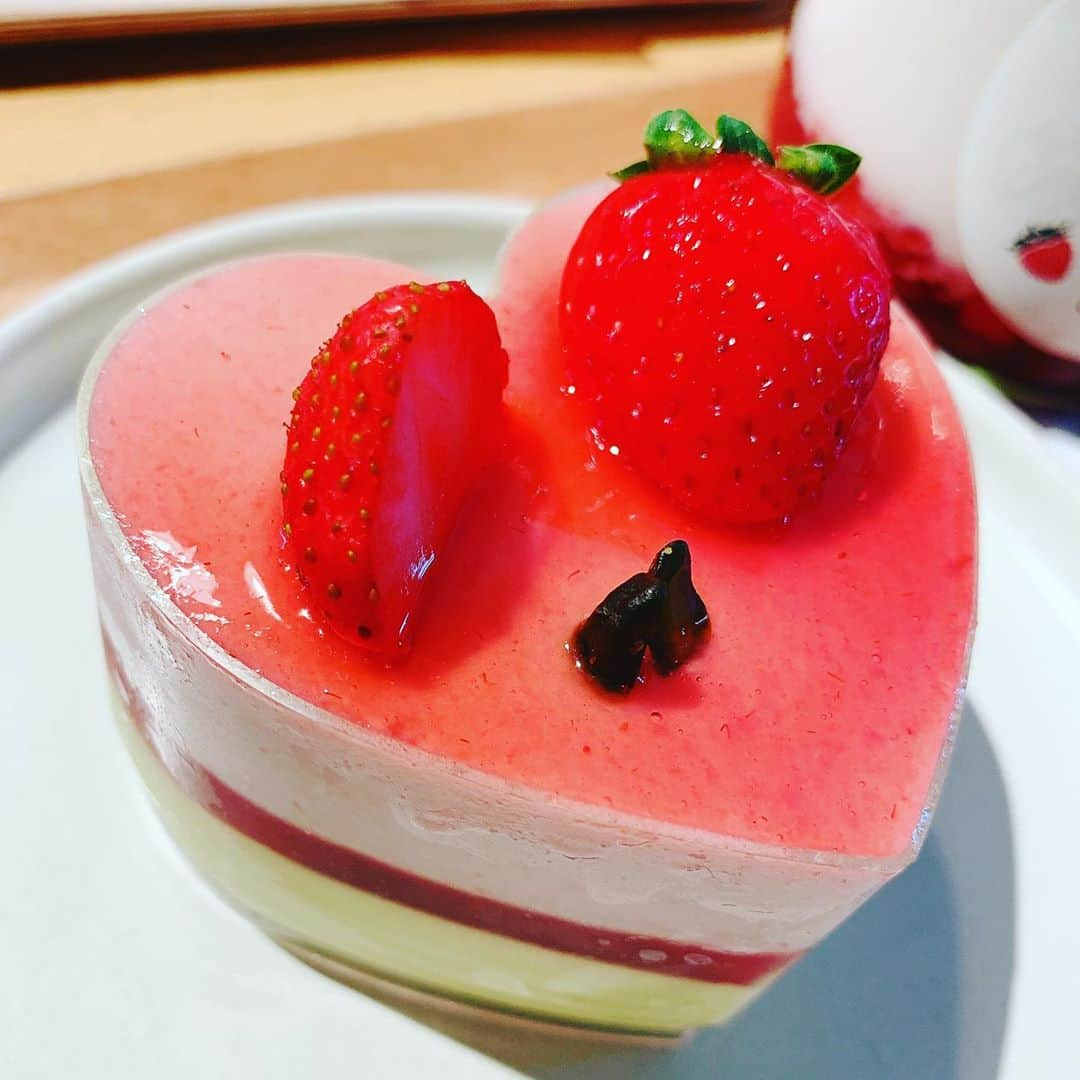 奥山レイカさんのインスタグラム写真 - (奥山レイカInstagram)「イチゴが好きです🍓  #三軒茶屋 #いちびこ三軒茶屋店 #いちびこ #ケーキ #いちごスイーツ」10月22日 10時45分 - rks631