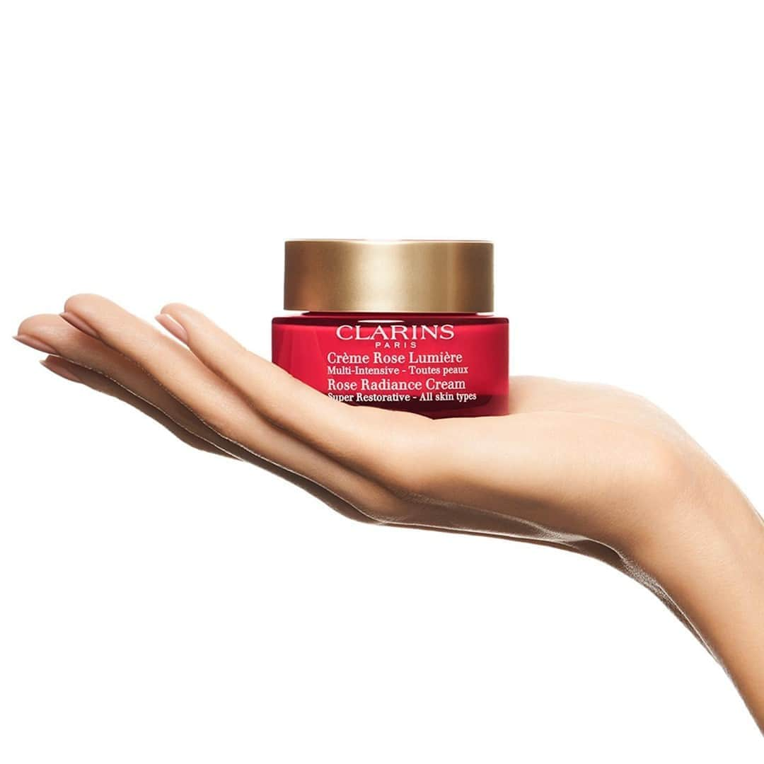 Clarins Canadaさんのインスタグラム写真 - (Clarins CanadaInstagram)「In the formula of Rose Radiance Cream, the replenishing properties of organic harungana extract and an anti-ageing peptide are combined with the plumping effect of line-filling pearls. At all levels, skin is replenished and more toned. The fuller look of more youthful skin is restored, a key factor for better reflection of the light.✨⁣ __________⁣ Au sein de la Crème Rose Lumière, les propriétés redensifiantes de l’extrait d’harungana bio et d’un tétrapeptide anti-âge se doublent de l’effet repulpant des⁣ perles de comblement. À tous les niveaux, la peau gagne en densité et en tonicité. Elle retrouve l’aspect rebondi des peaux plus jeunes, facteur essentiel à une meilleure réflexion lumineuse.✨⁣ .⁣ .⁣ .⁣ #Clarins #ItsAllAboutYou #RoseRadiance」10月22日 10時45分 - clarinscanada