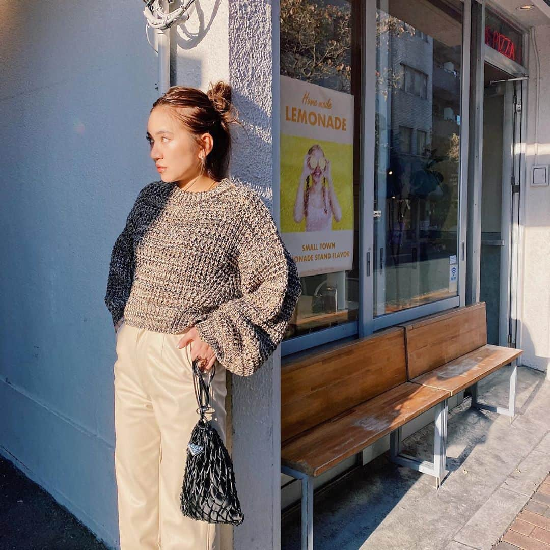 佐々木彩乃さんのインスタグラム写真 - (佐々木彩乃Instagram)「coordinate🍂 ホワイトレザーならキツくなり過ぎず履きやすい👌 ブラウン系の糸のmixメランジニットで合わせてぼんやりしないように小物はブラックでしめた✨ このニットは柔らかい糸で着やすく短丈なのでハイウエストボトムと合わせてスタイルアップに！」10月22日 10時56分 - ayano__sasaki