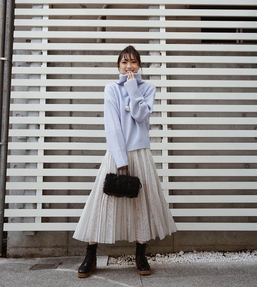 喜田彩子さんのインスタグラム写真 - (喜田彩子Instagram)「﻿ ﻿ 先日のコーデ。﻿ ﻿ お団子 × タートルニットの秋冬の定番スタイルで♡♡﻿ ﻿ ゆるっとしたシルエットと、ネックのボリューム感、優しいブルーの色味がお気に入りのオフタートルニットに、プリーツロングスカートを合わせ、リラックスコーデ🧶﻿ ﻿ ネックのボリューム感が顔周りをすっきり見せてくれるので、小顔効果を期待しております🤫✨﻿ ﻿ 優しい肌触りでチクチクせず、着心地も◎﻿ 40%OFFクーポン出てましたよ！﻿ キッズアイテムも出たみたいです👦🏻👧🏻﻿ ﻿ ﻿ @fifth_store ﻿ #fashion #outfit #ootd #coordinate #simple #instagood #fifth #fifthtl #フィフス #オフタートルソフトタッチニット #カジュアル #ニット #平均身長コーデ #秋コーデ #엄마 #패션 #156センチコーデ #シンプルコーデ #ファッション #コーディネート #コーデ﻿  ﻿」10月22日 10時49分 - ayacokida