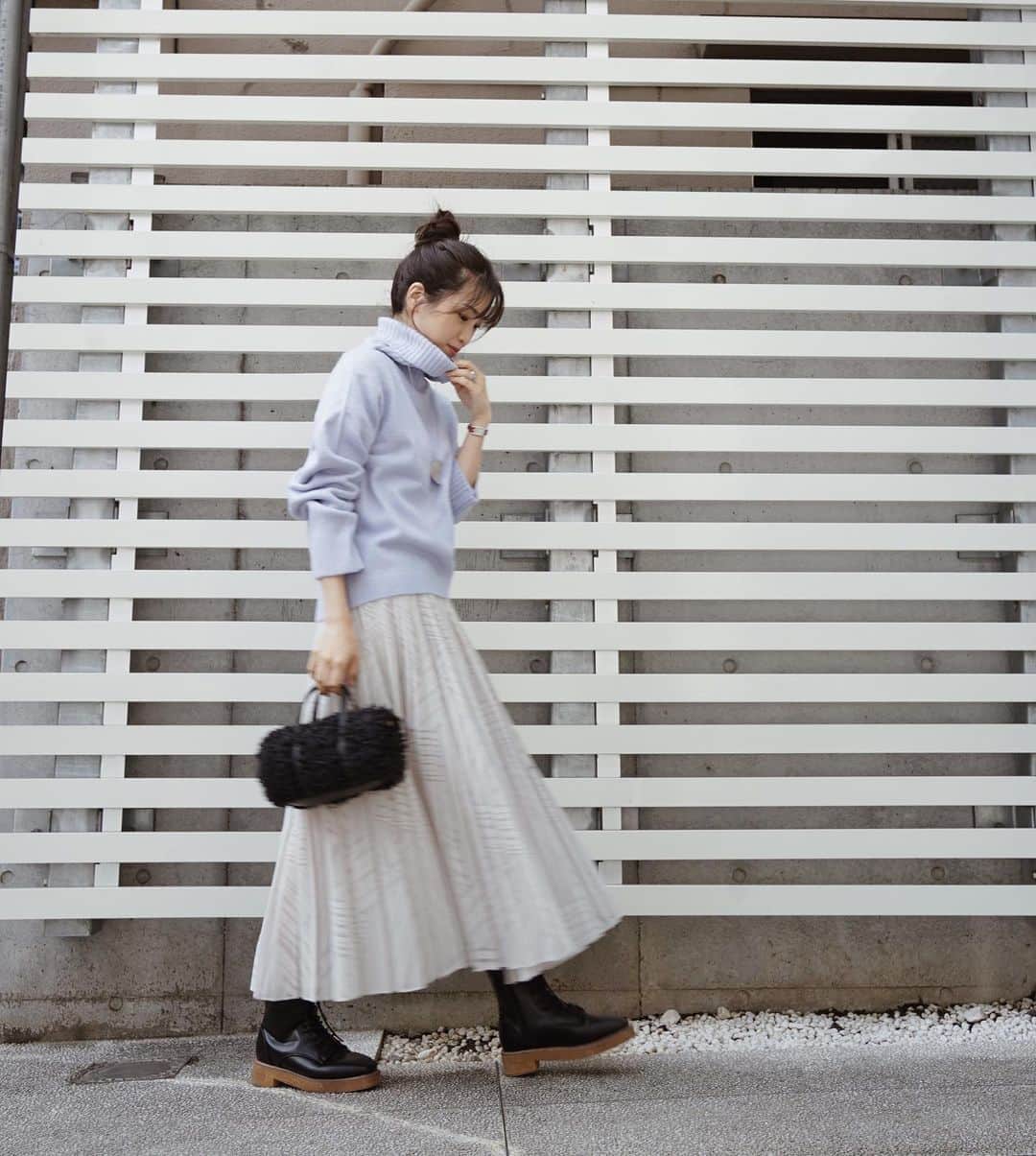 のインスタグラム：「﻿ ﻿ 先日のコーデ。﻿ ﻿ お団子 × タートルニットの秋冬の定番スタイルで♡♡﻿ ﻿ ゆるっとしたシルエットと、ネックのボリューム感、優しいブルーの色味がお気に入りのオフタートルニットに、プリーツロングスカートを合わせ、リラックスコーデ🧶﻿ ﻿ ネックのボリューム感が顔周りをすっきり見せてくれるので、小顔効果を期待しております🤫✨﻿ ﻿ 優しい肌触りでチクチクせず、着心地も◎﻿ 40%OFFクーポン出てましたよ！﻿ キッズアイテムも出たみたいです👦🏻👧🏻﻿ ﻿ ﻿ @fifth_store ﻿ #fashion #outfit #ootd #coordinate #simple #instagood #fifth #fifthtl #フィフス #オフタートルソフトタッチニット #カジュアル #ニット #平均身長コーデ #秋コーデ #엄마 #패션 #156センチコーデ #シンプルコーデ #ファッション #コーディネート #コーデ﻿  ﻿」